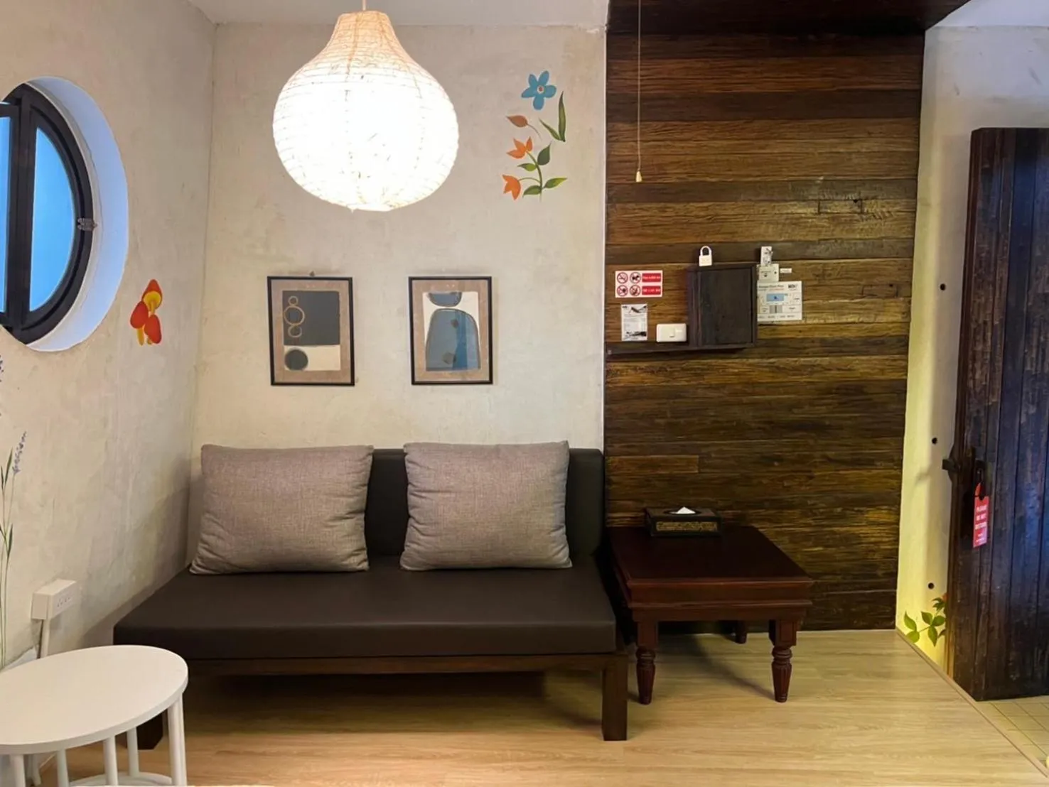 Seating area in Mo rooms