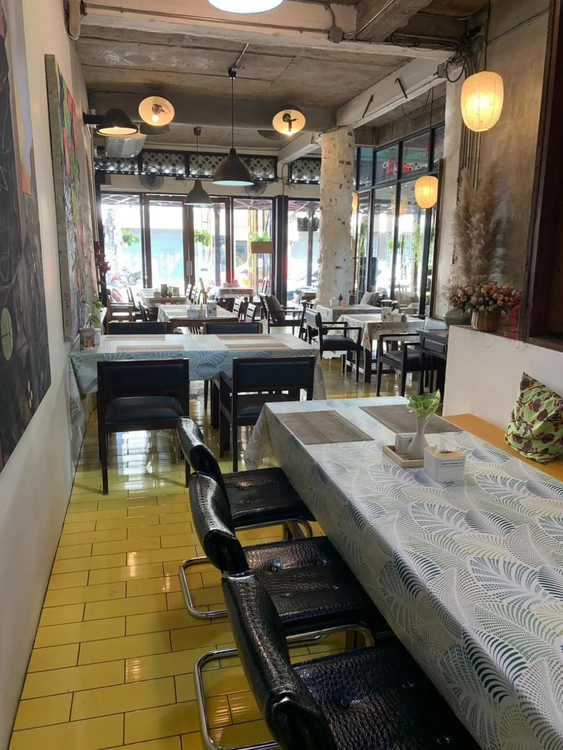 Restaurant/places to eat in Mo rooms