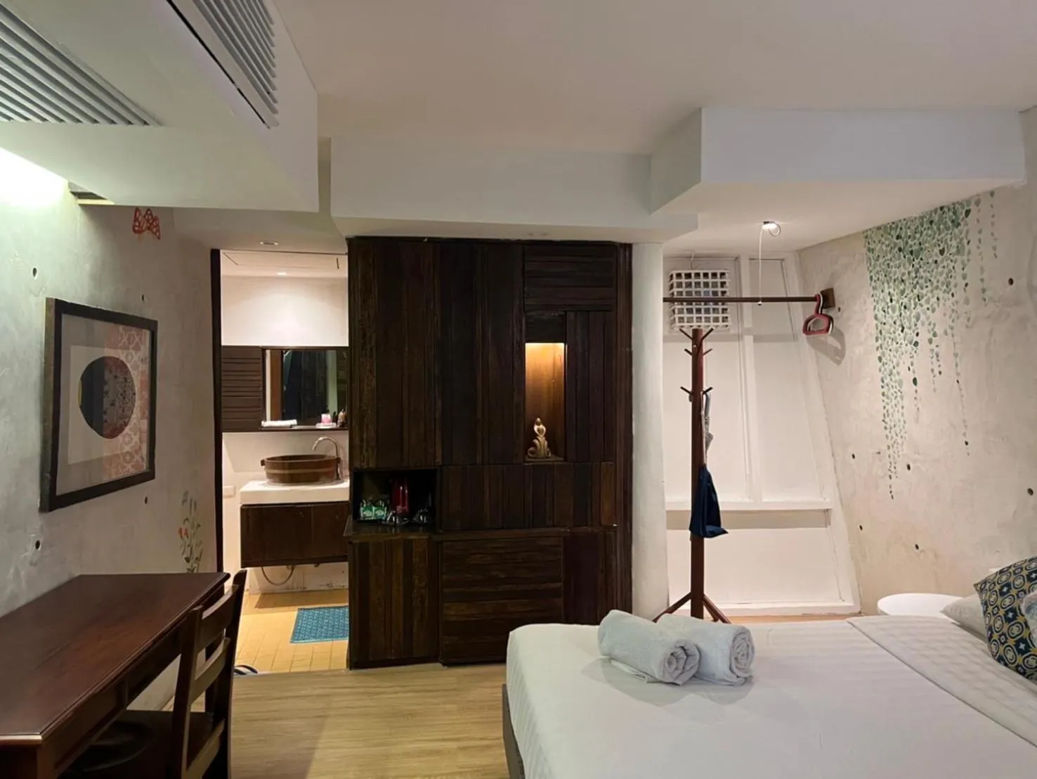 wardrobe, Bed in Mo rooms