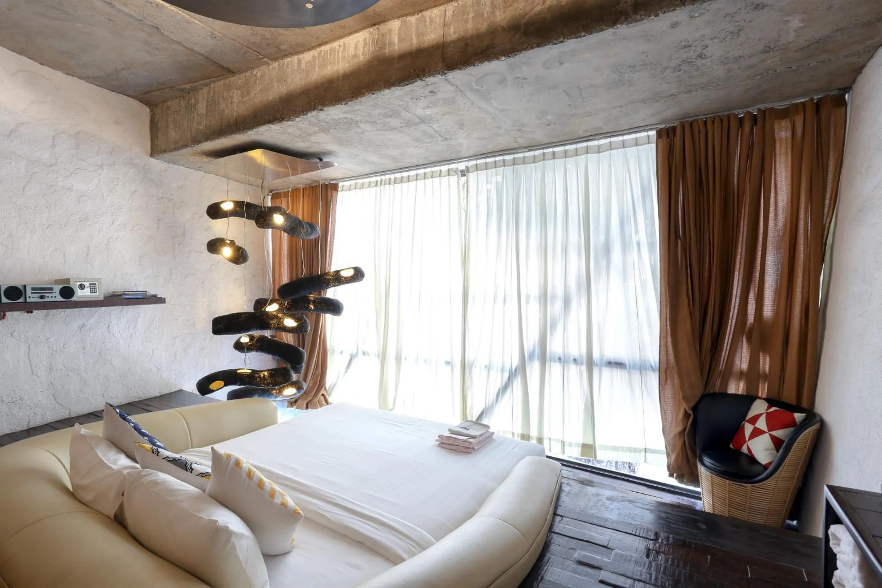 Photo of the whole room, Bed in Mo rooms