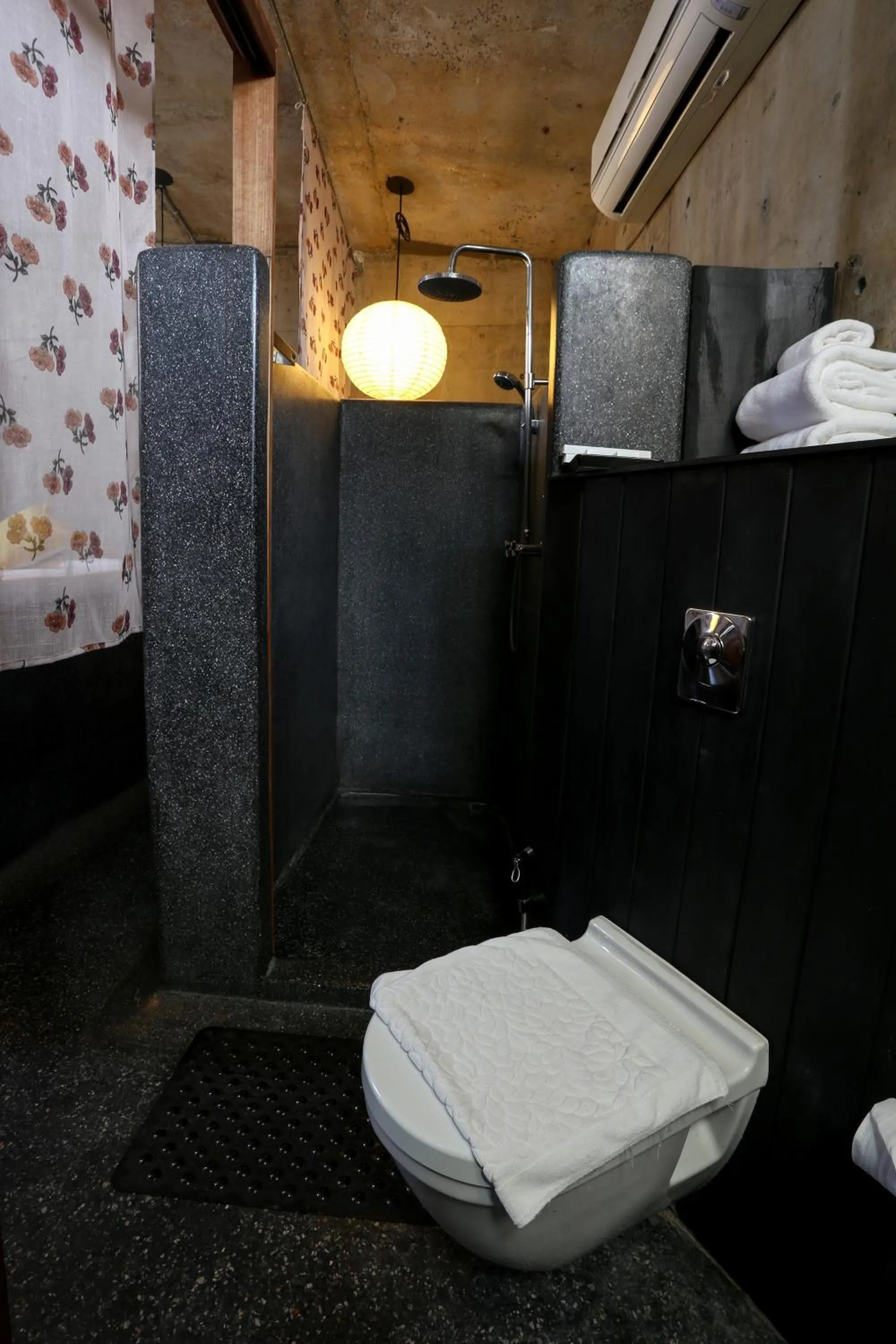 Bathroom in Mo rooms