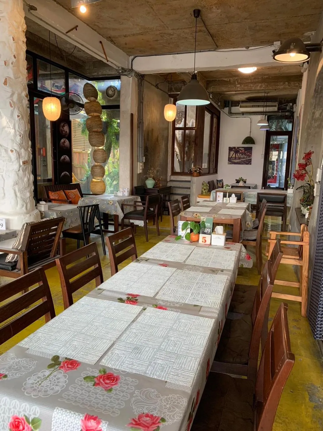 Restaurant/places to eat in Mo rooms