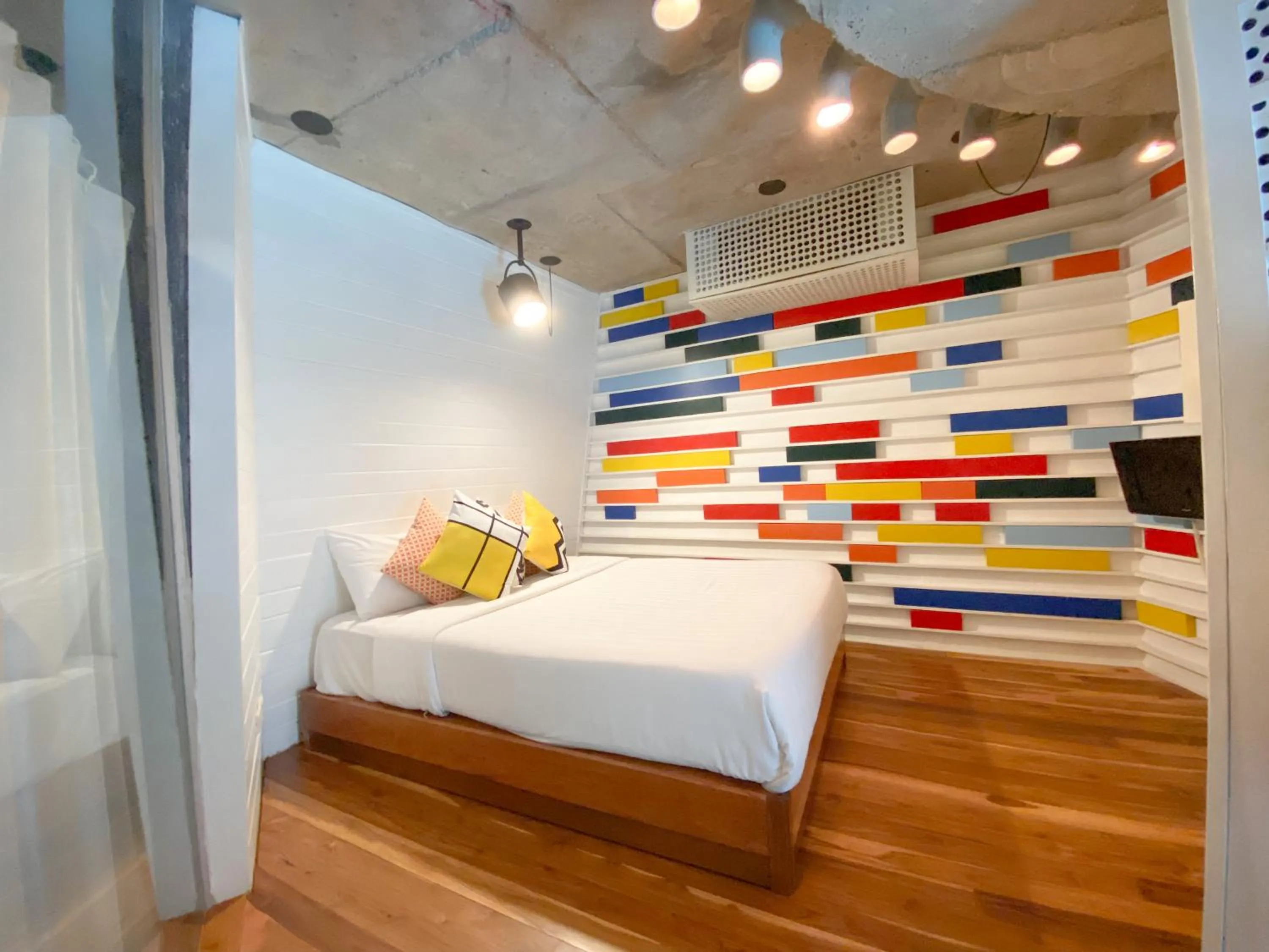 Photo of the whole room, Bed in Mo rooms