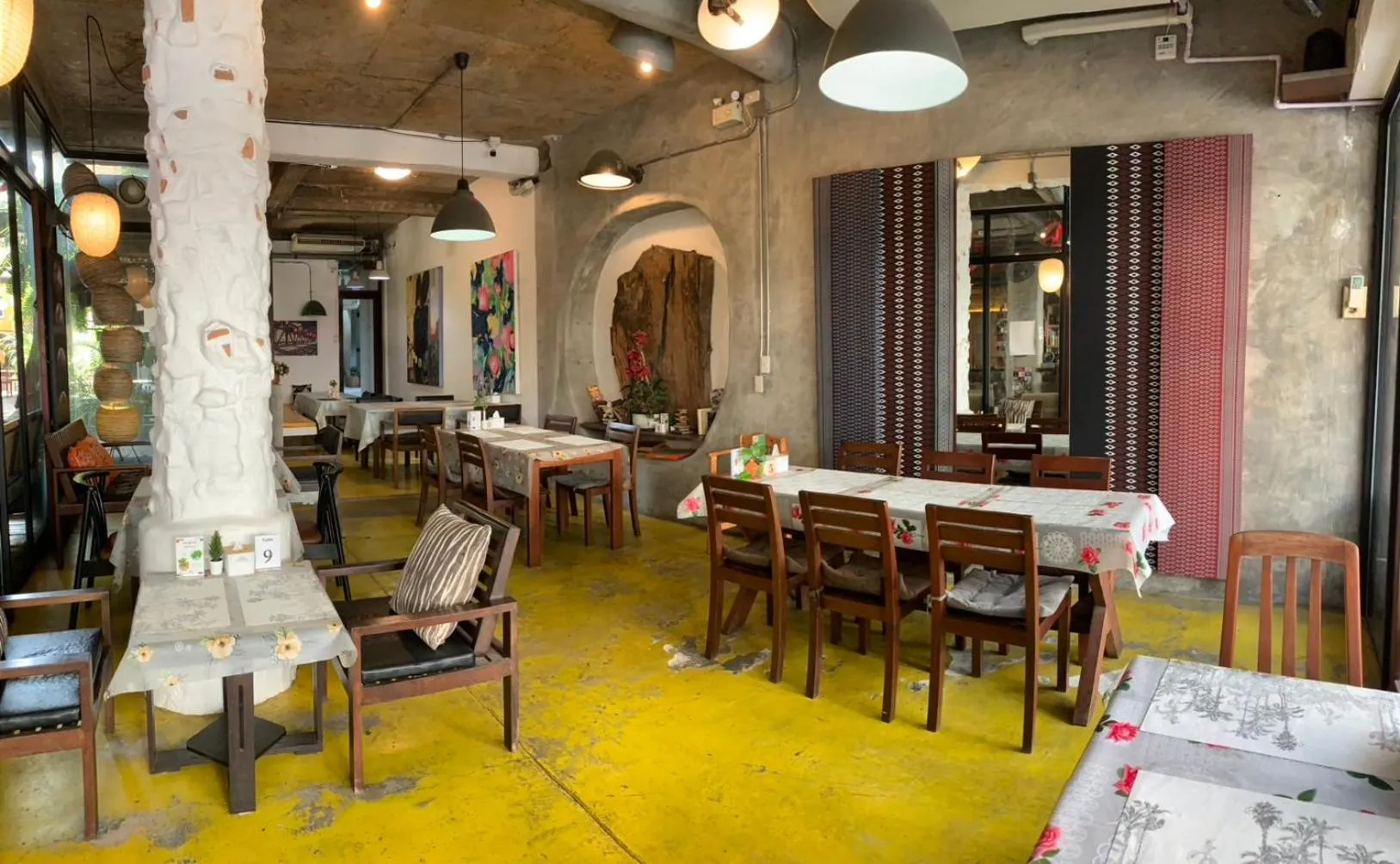 Restaurant/places to eat in Mo rooms