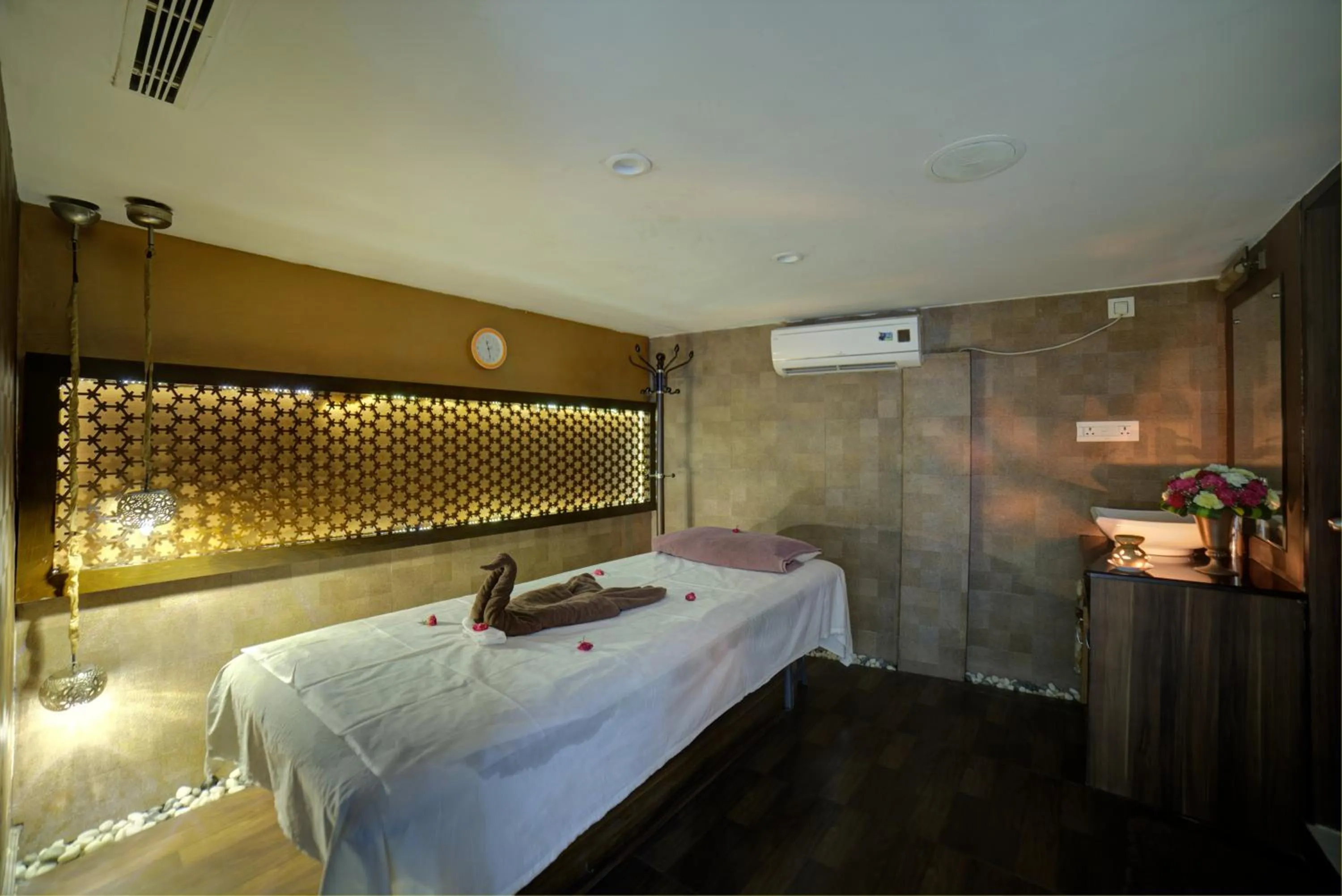 Spa and wellness centre/facilities, Bed in Goldfinch Hotel Bangalore