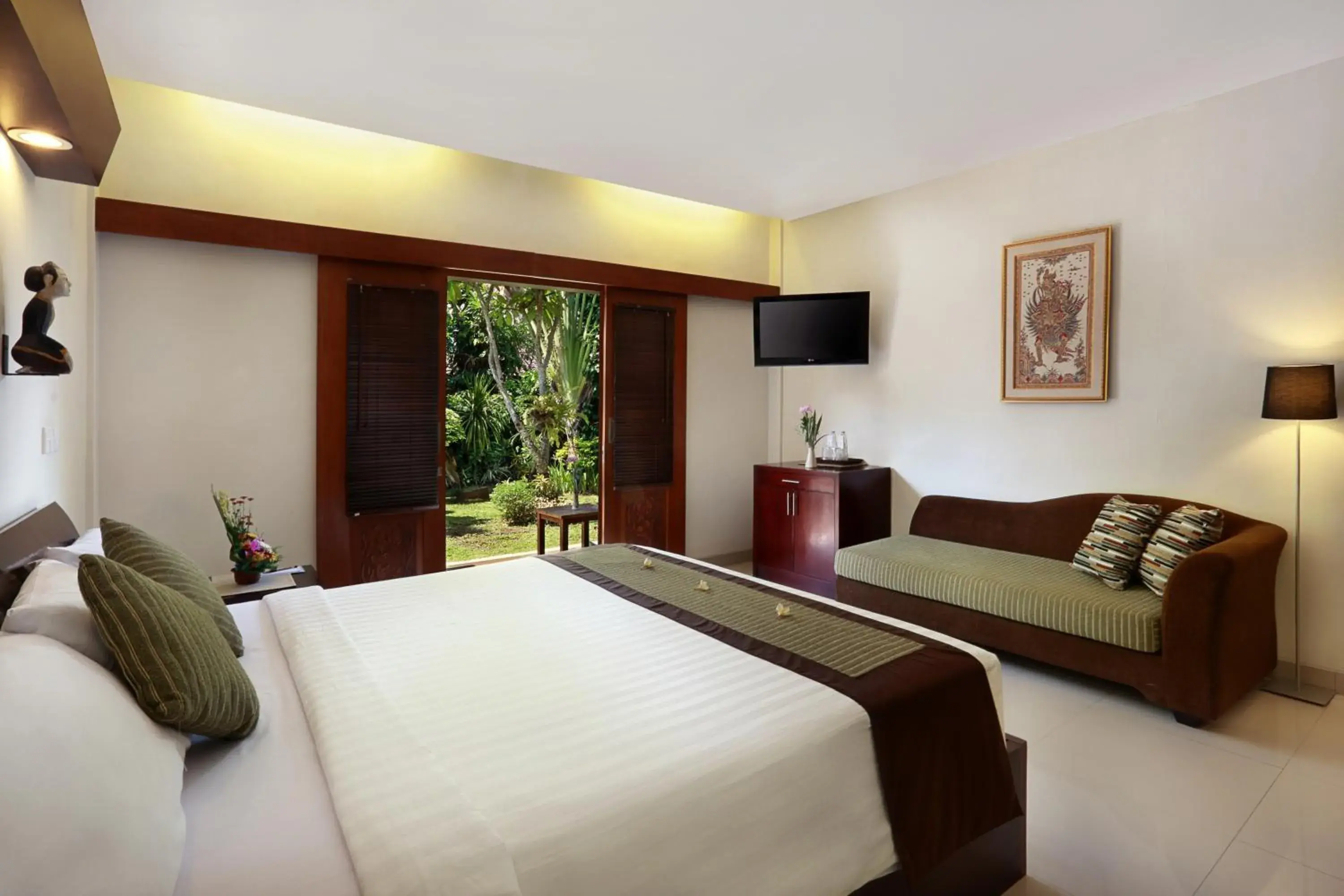 TV and multimedia, Bed in Respati Beach Hotel TV and multimedia, Bed in Respati Beach Hotel