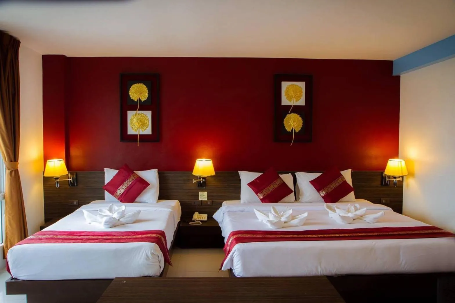 Bedroom, Bed in Twin Hotel