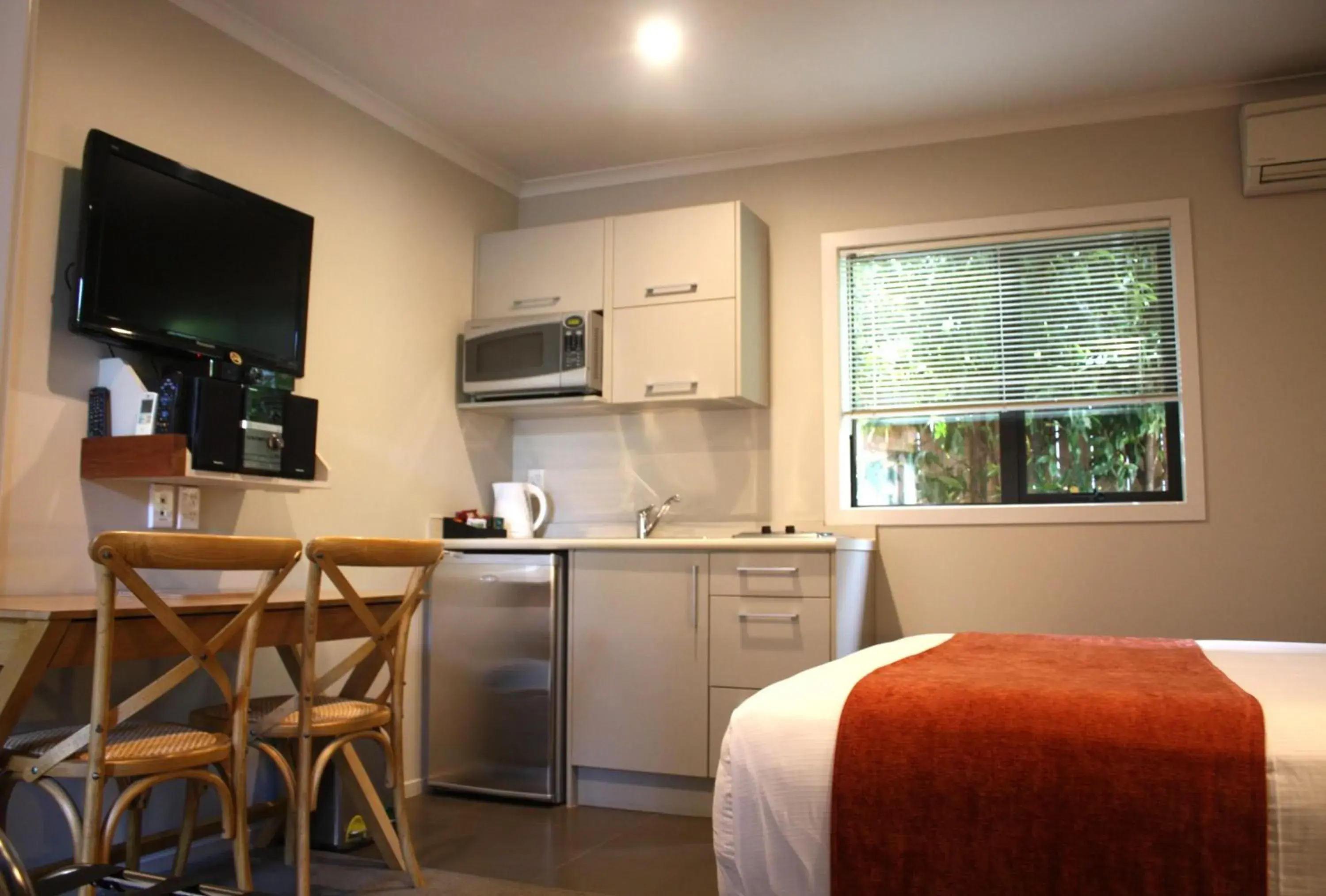 Basic Double Room in Albert Court Motor Lodge Basic Double Room in Albert Court Motor Lodge