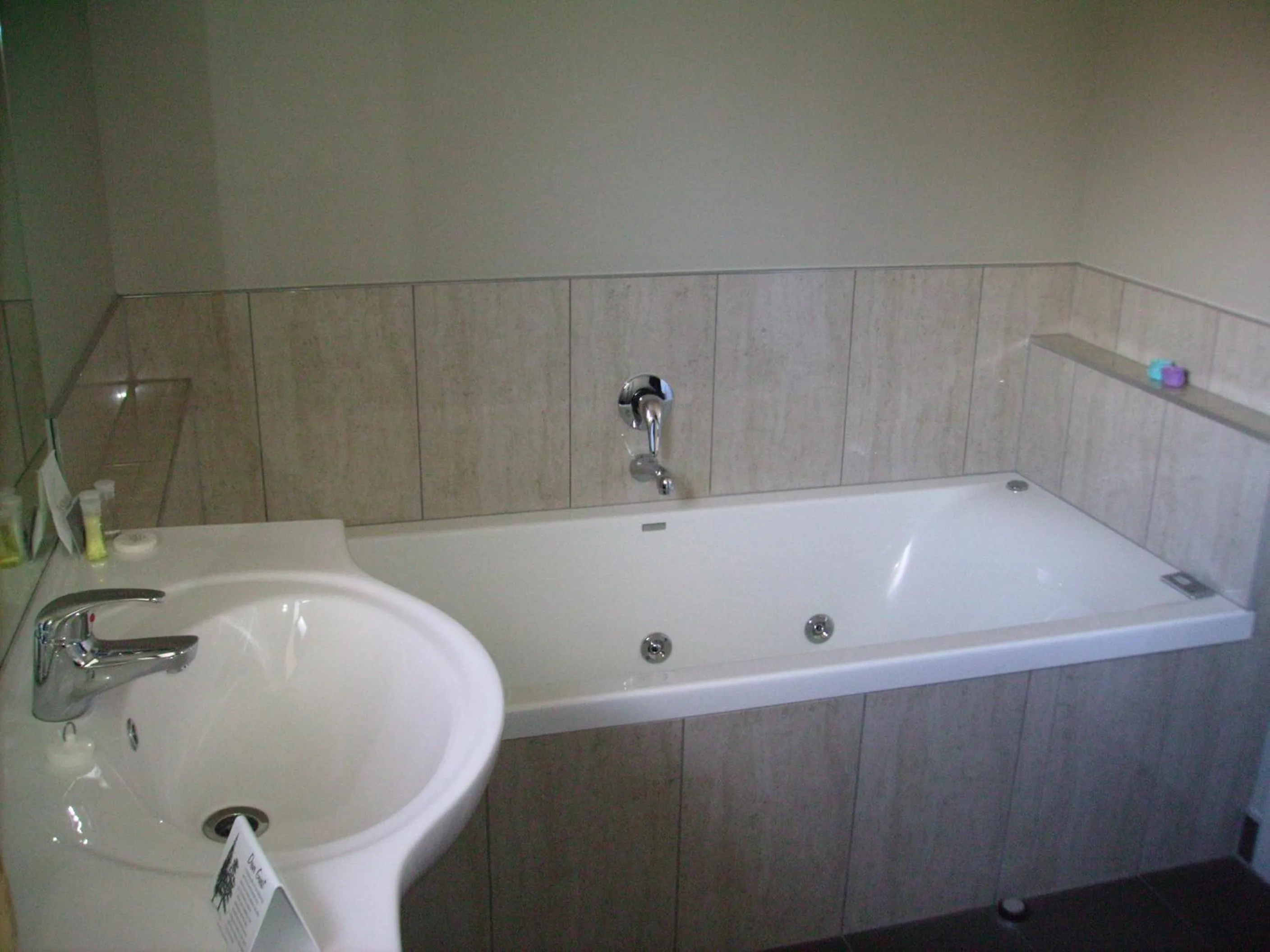 Bathroom in Albert Court Motor Lodge