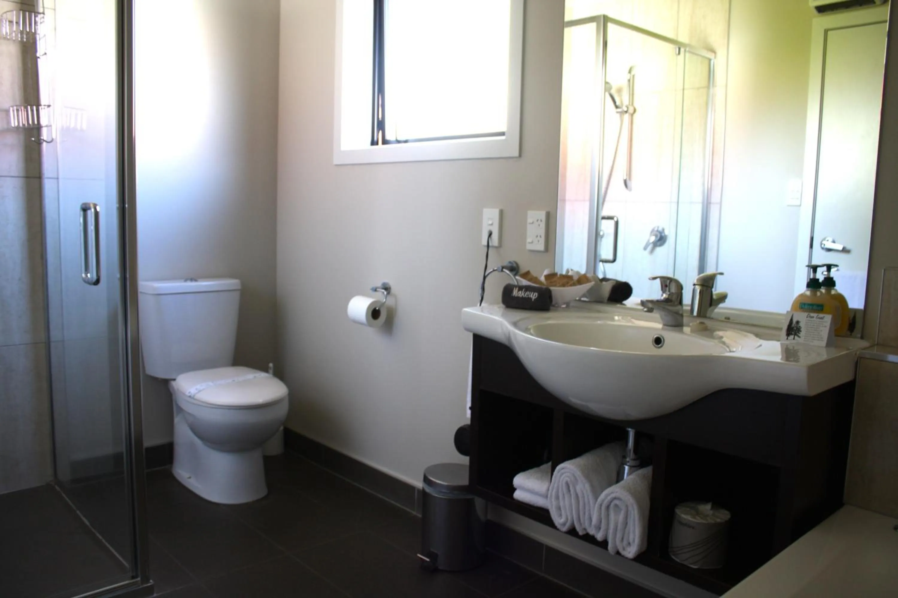 Bathroom in Albert Court Motor Lodge