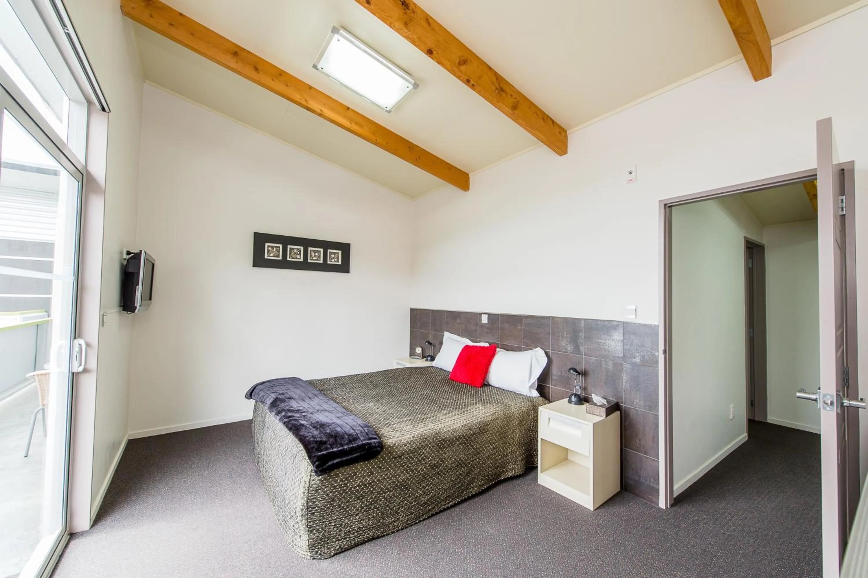 Bed in 151 On London Motel & Conference Centre