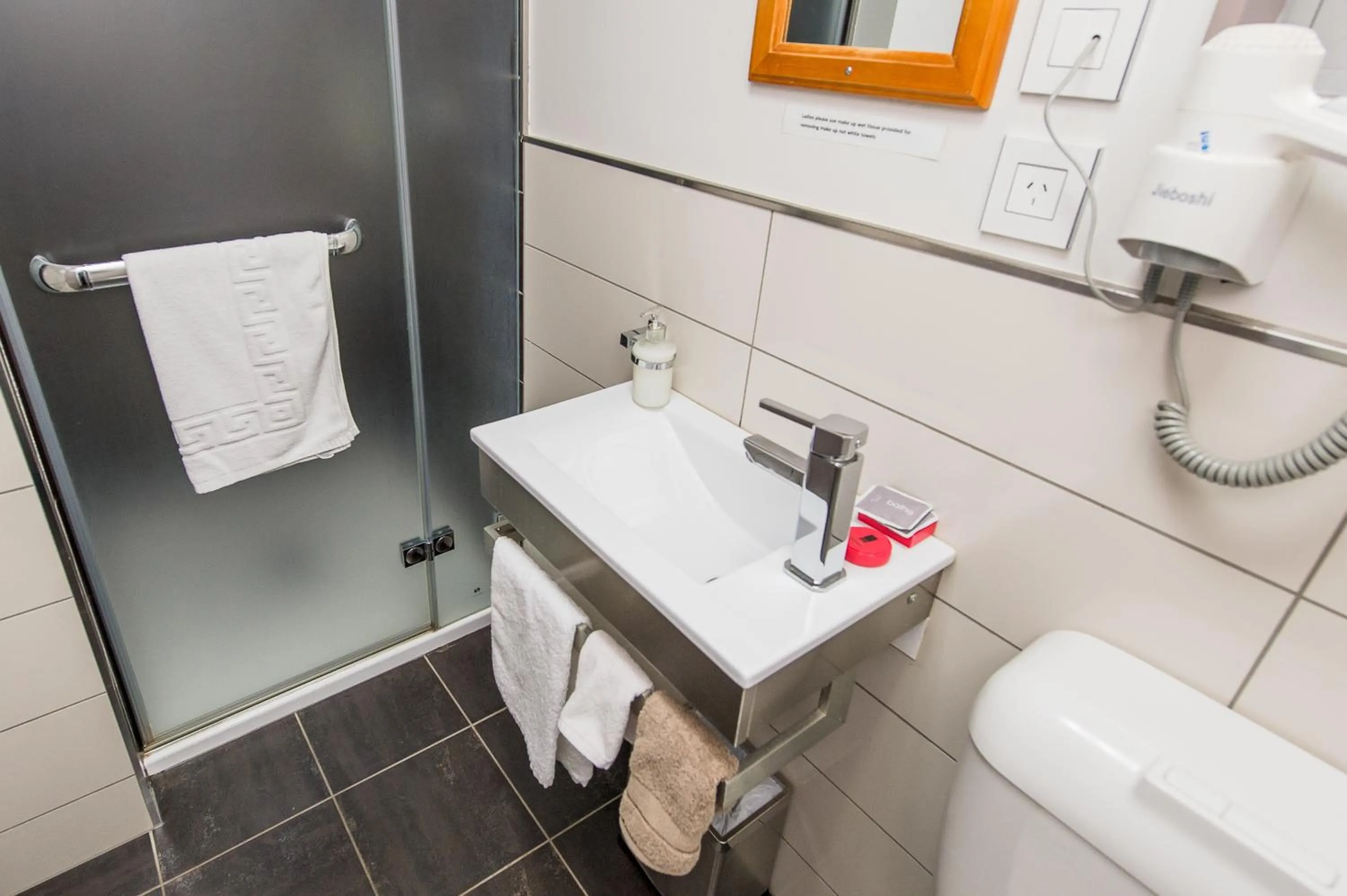 Bathroom in 151 On London Motel & Conference Centre