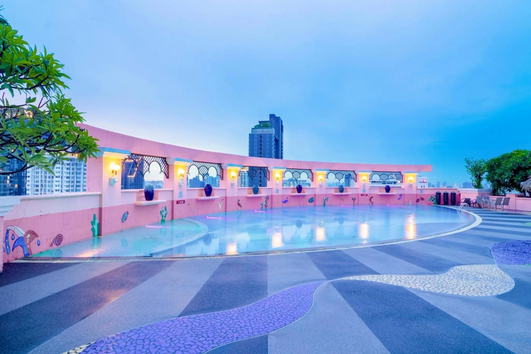 Swimming pool in Baiyoke Sky Hotel