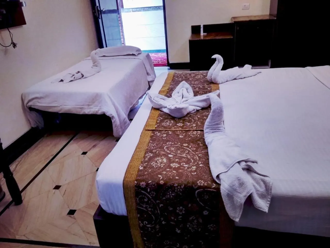 Bed in Nahargarh Haveli-Near Train station Metro