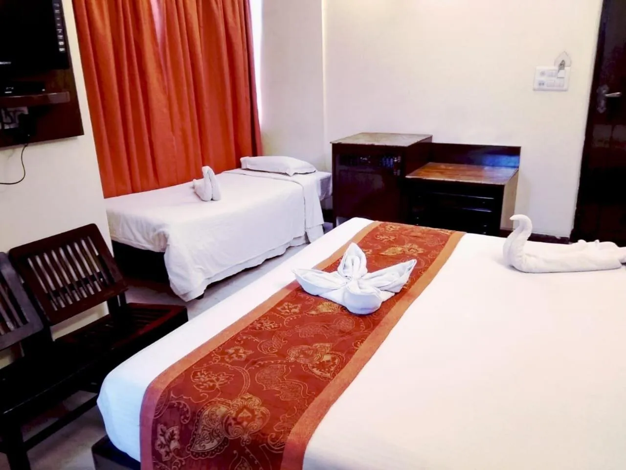 Bed in Nahargarh Haveli-Near Train station Metro