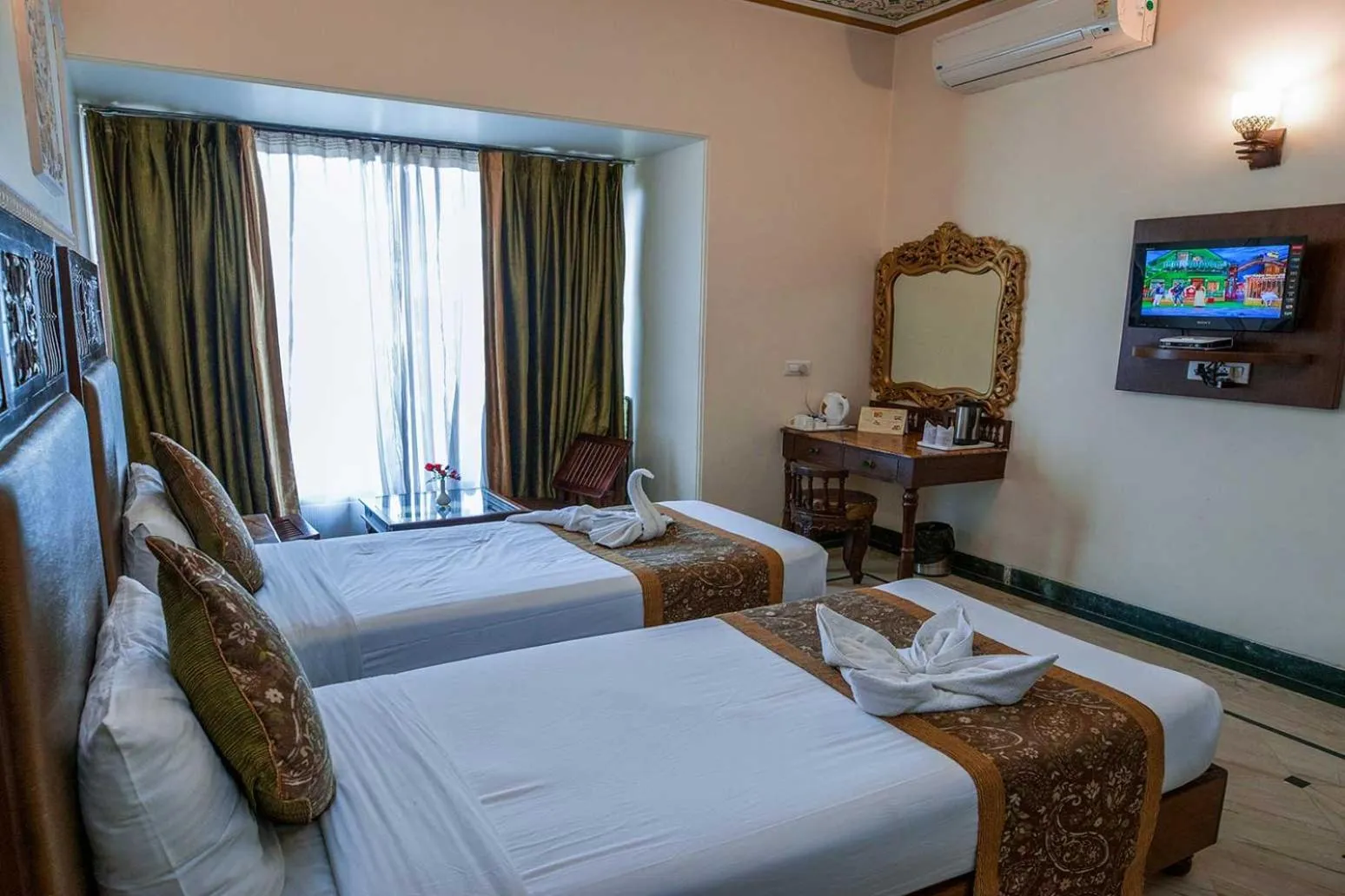 Bedroom, Bed in Nahargarh Haveli-Near Train station Metro