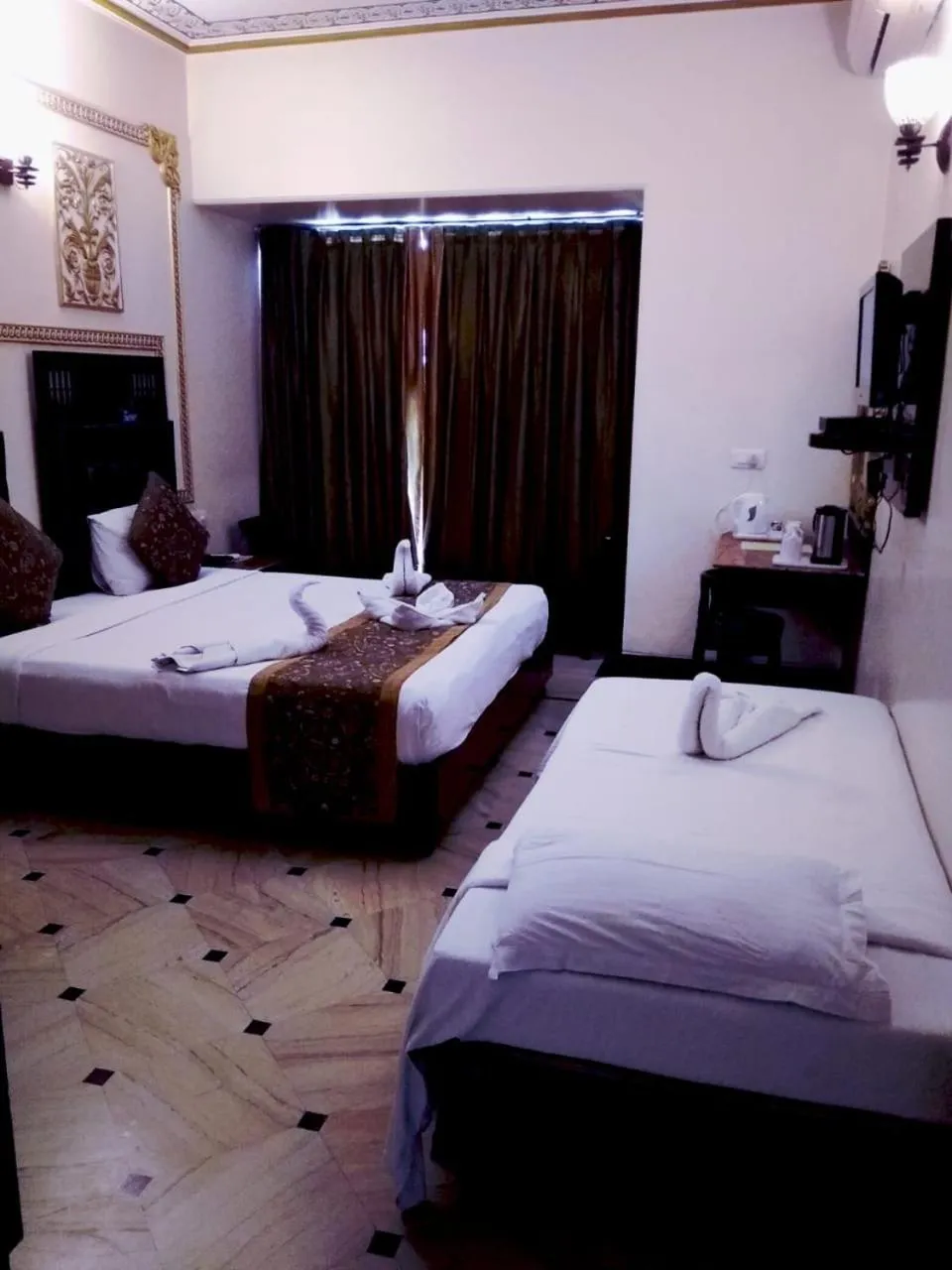 Bed in Nahargarh Haveli-Near Train station Metro