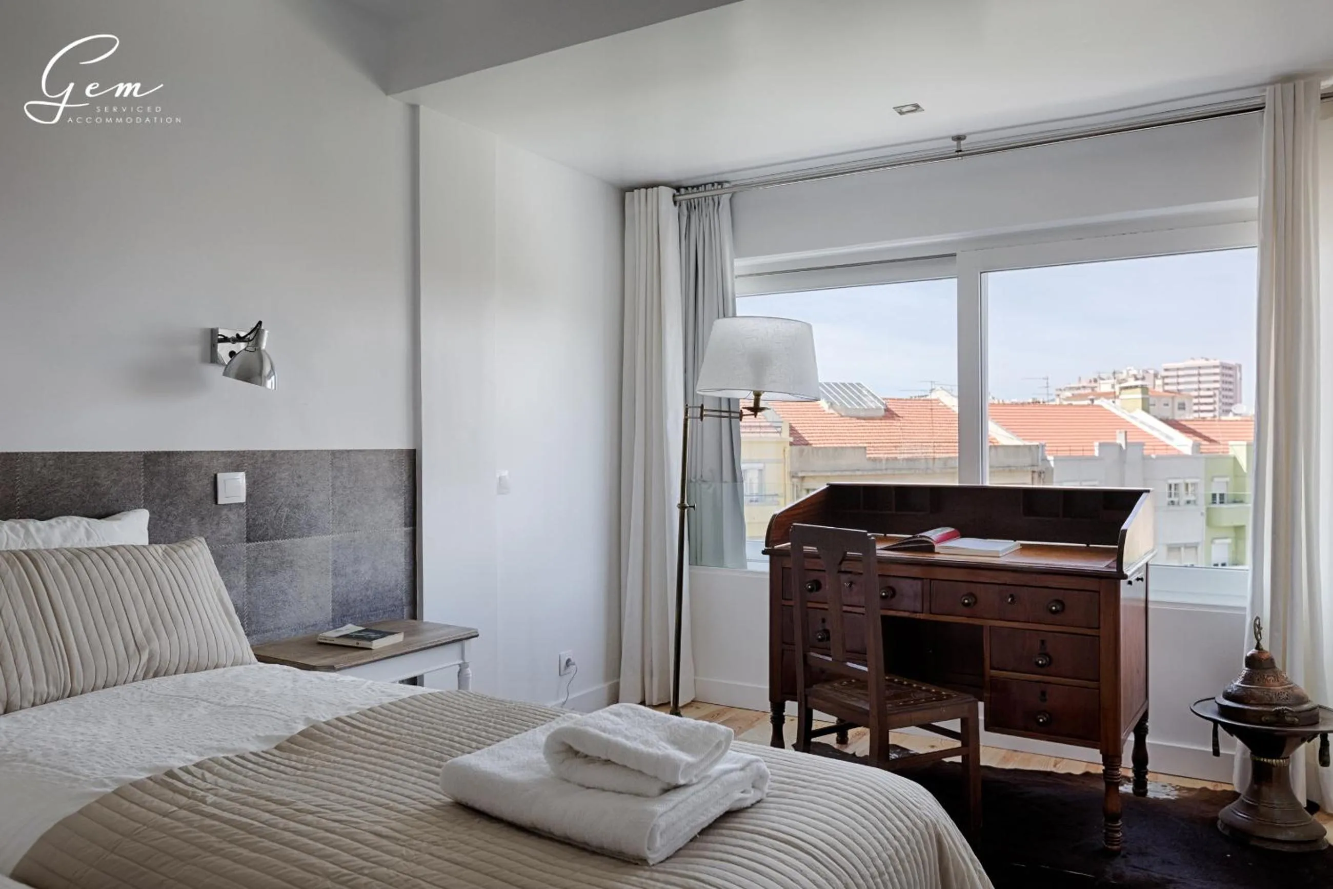 Seating area, Bed in Seven Rivers Luxury Apartment