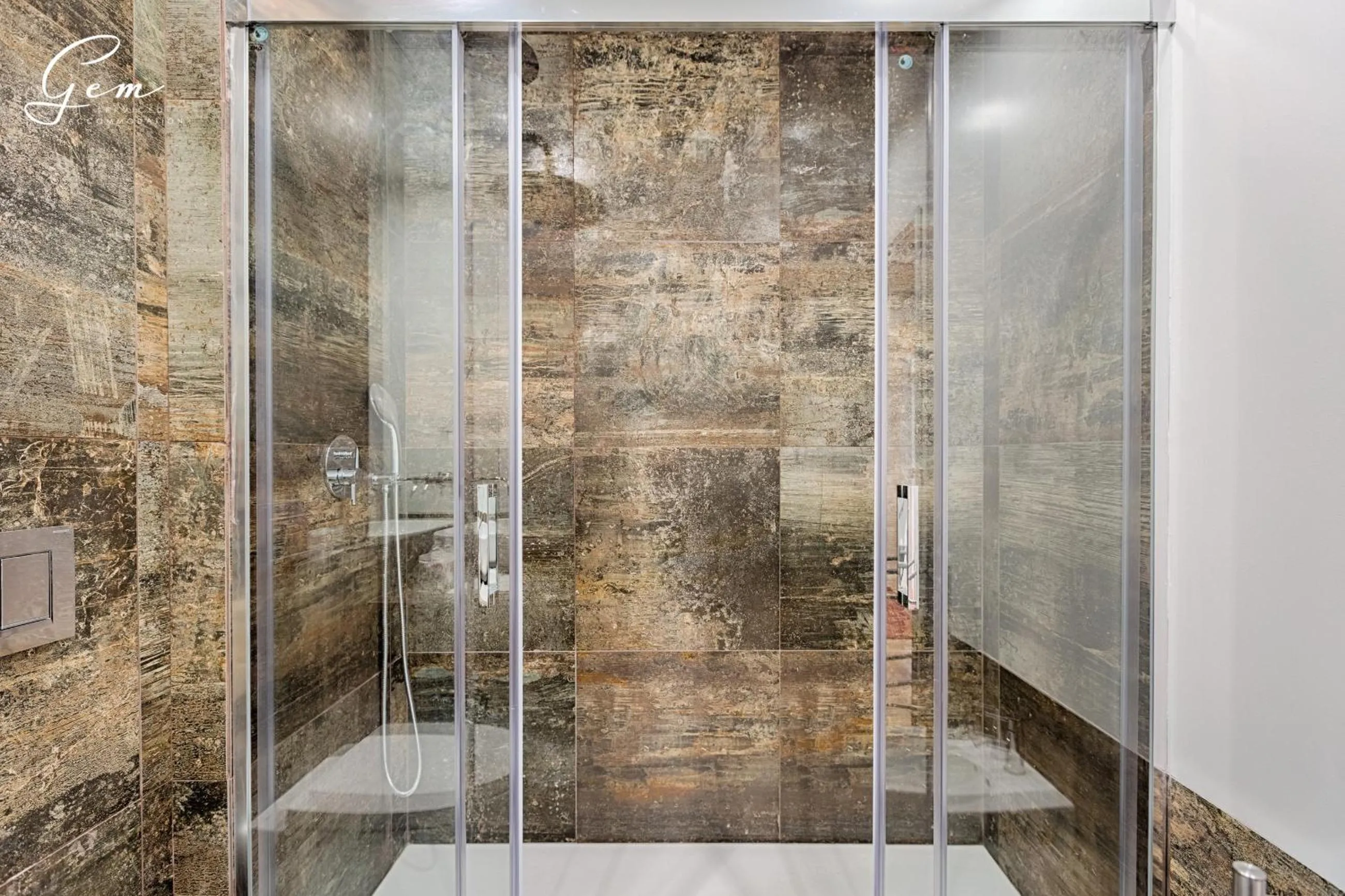 Shower in Seven Rivers Luxury Apartment
