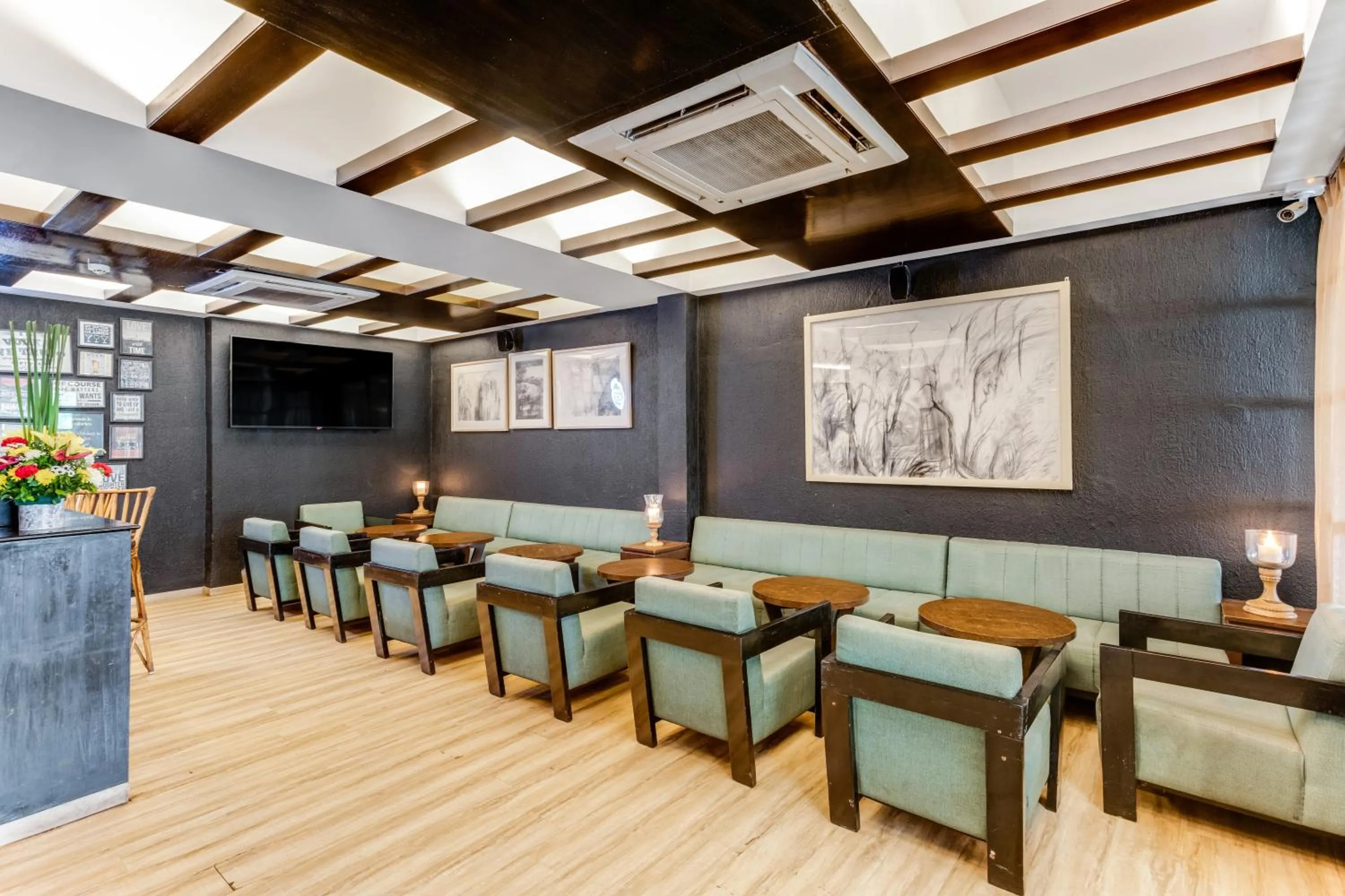 Lounge or bar in Whispering Palms Beach Resort