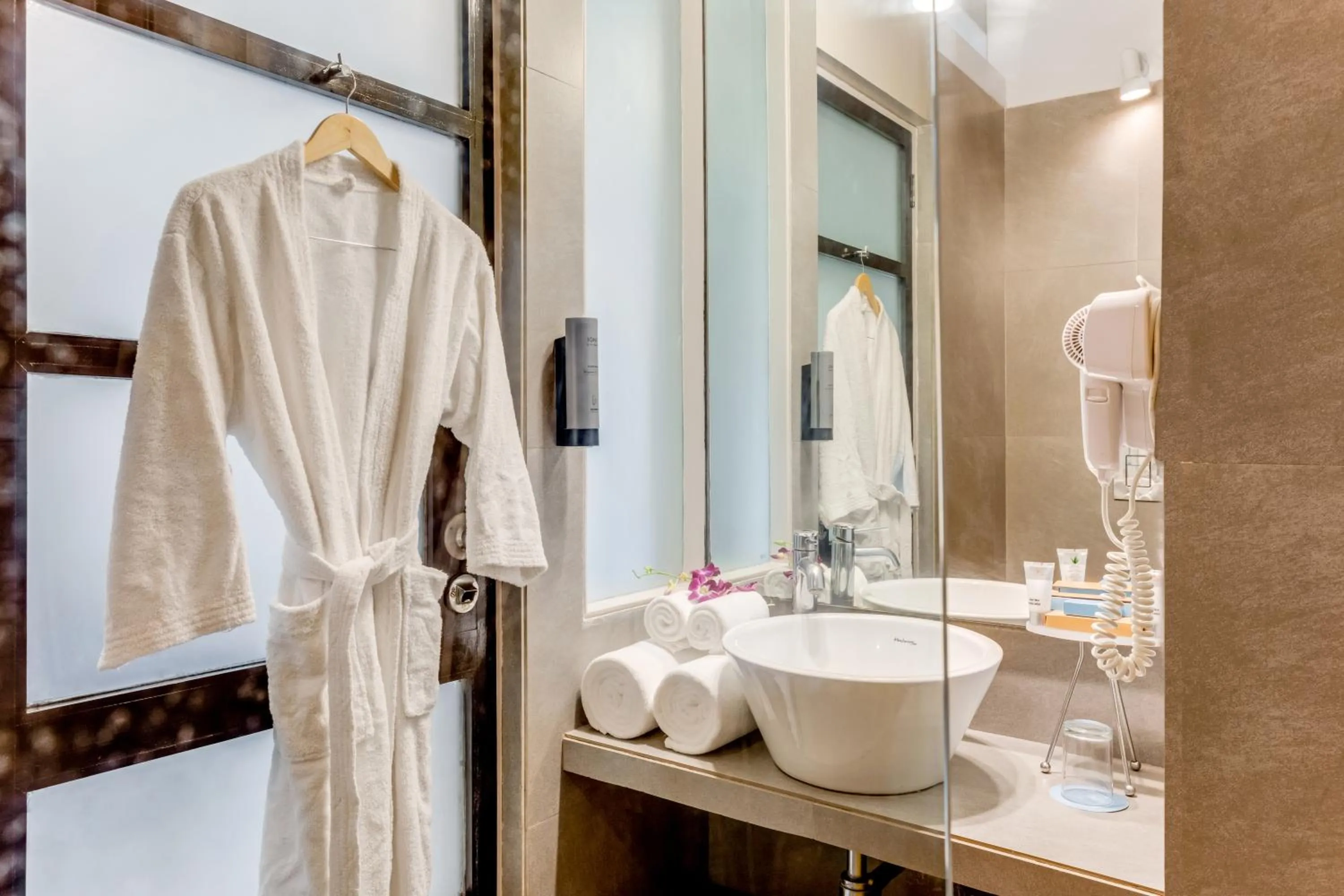 Shower in Whispering Palms Beach Resort