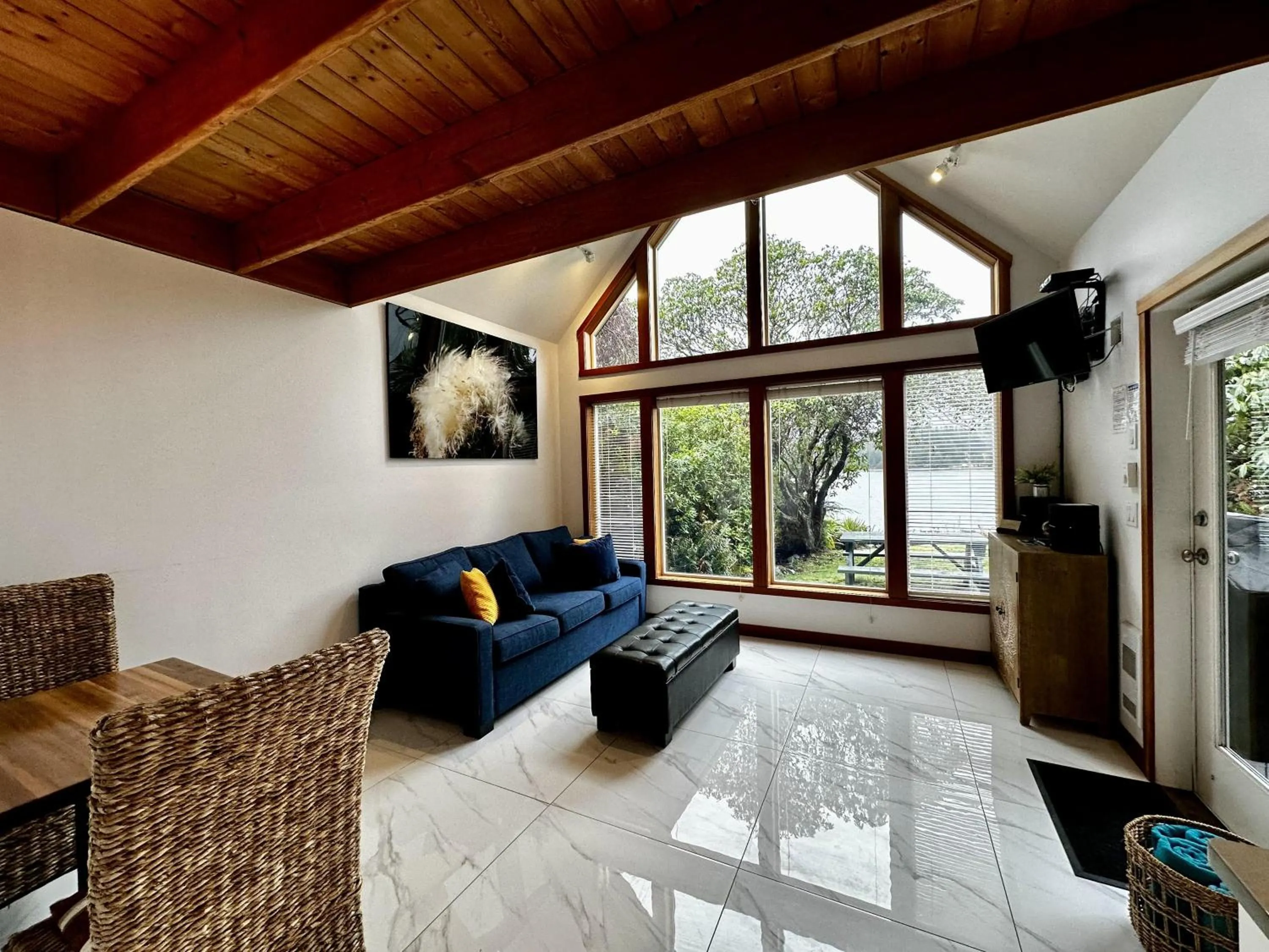 Property building in Beautiful Oceanfront Cabin With Hot Tub! - Gww