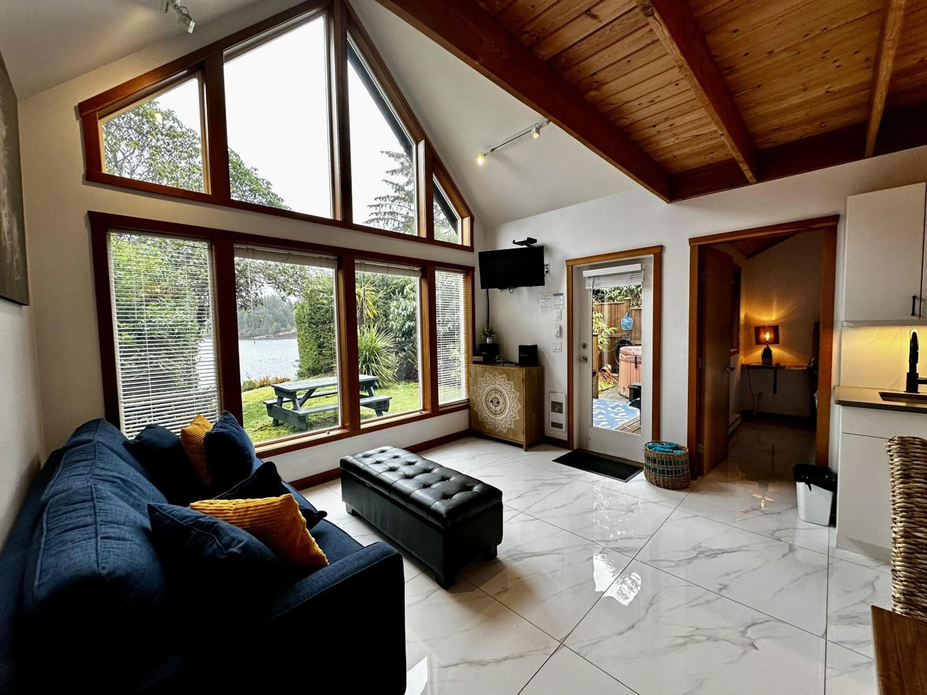 Property building in Beautiful Oceanfront Cabin With Hot Tub! - Gww