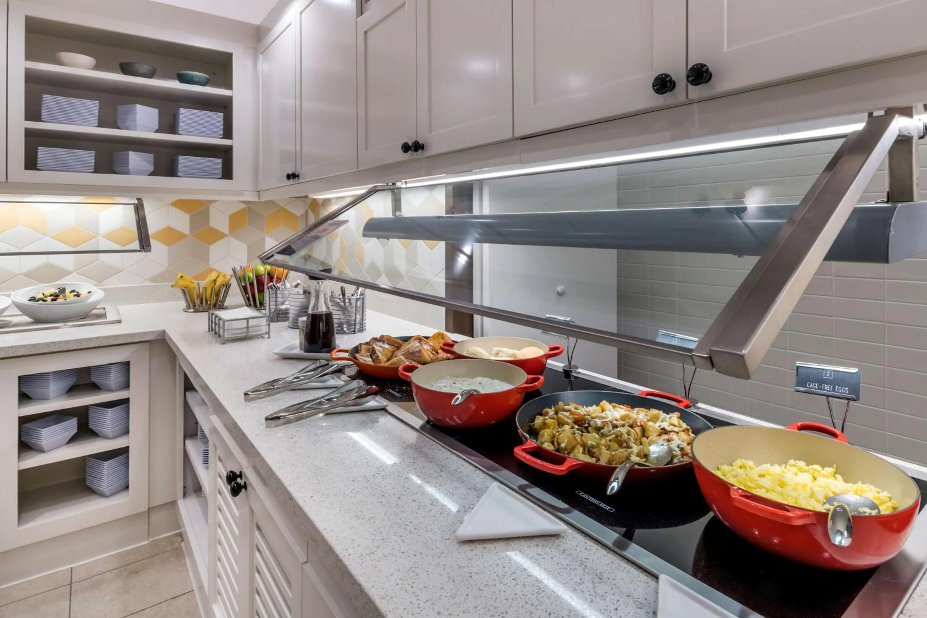 Restaurant/places to eat in Hyatt Place Marlborough/Apex Center