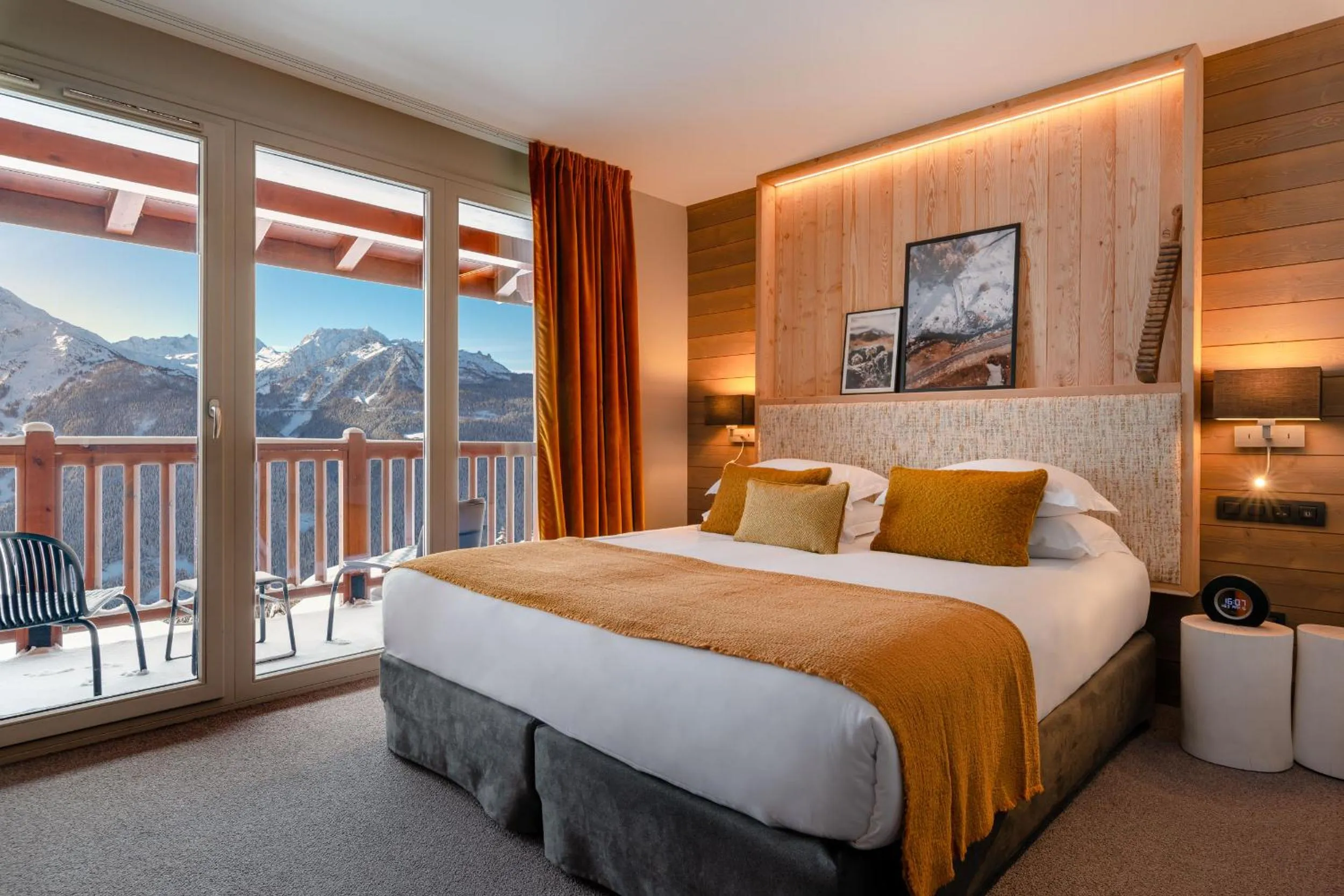 Bed in ILY Hotels & Spa La Rosiere