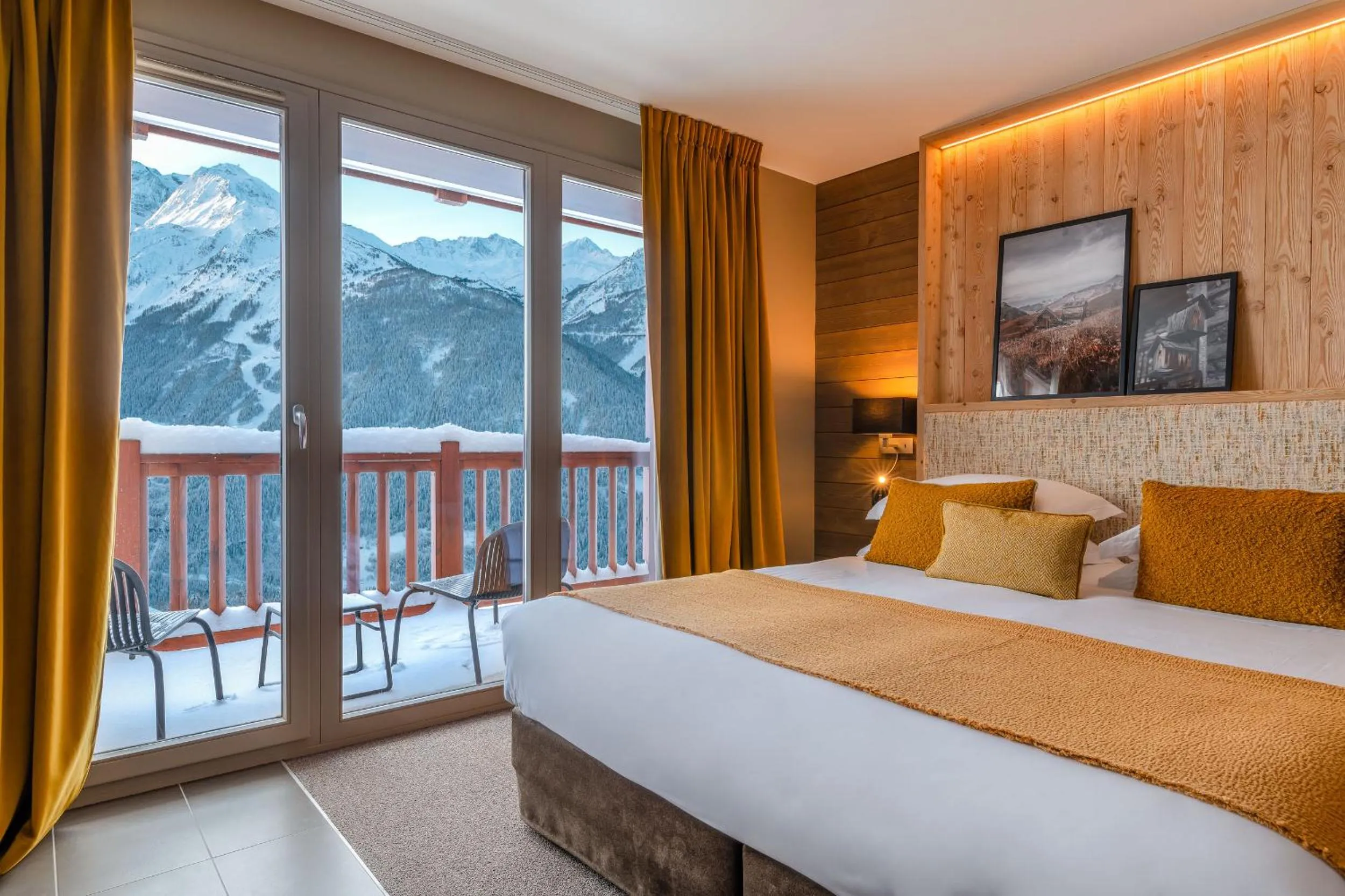 Bed in ILY Hotels & Spa La Rosiere