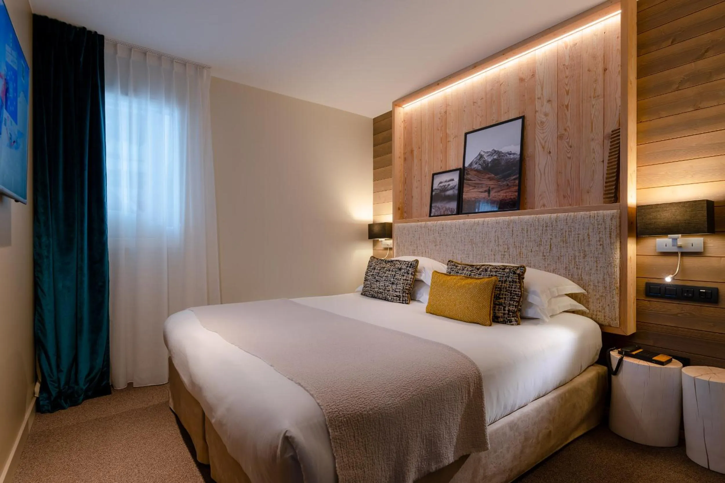 Bed in ILY Hotels & Spa La Rosiere