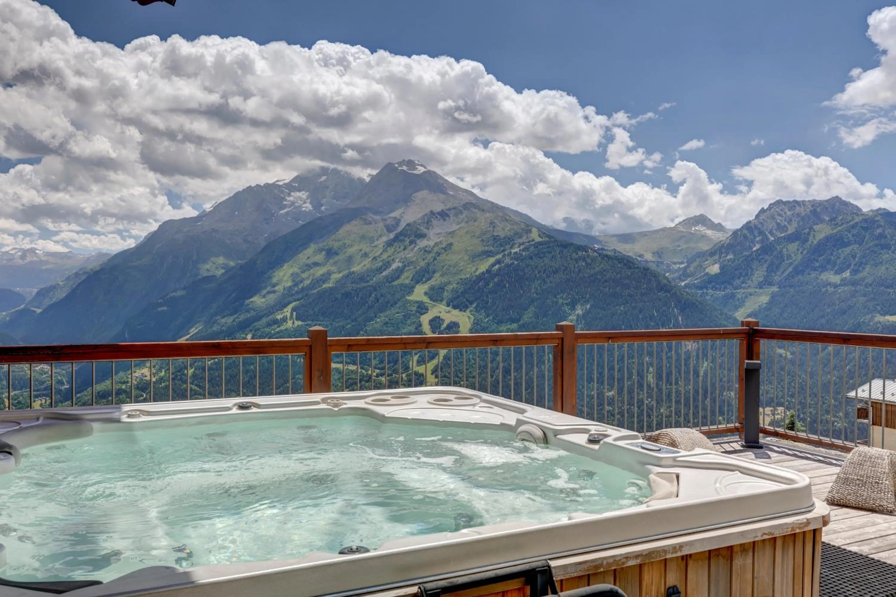 Hot Tub in ILY Hotels & Spa La Rosiere