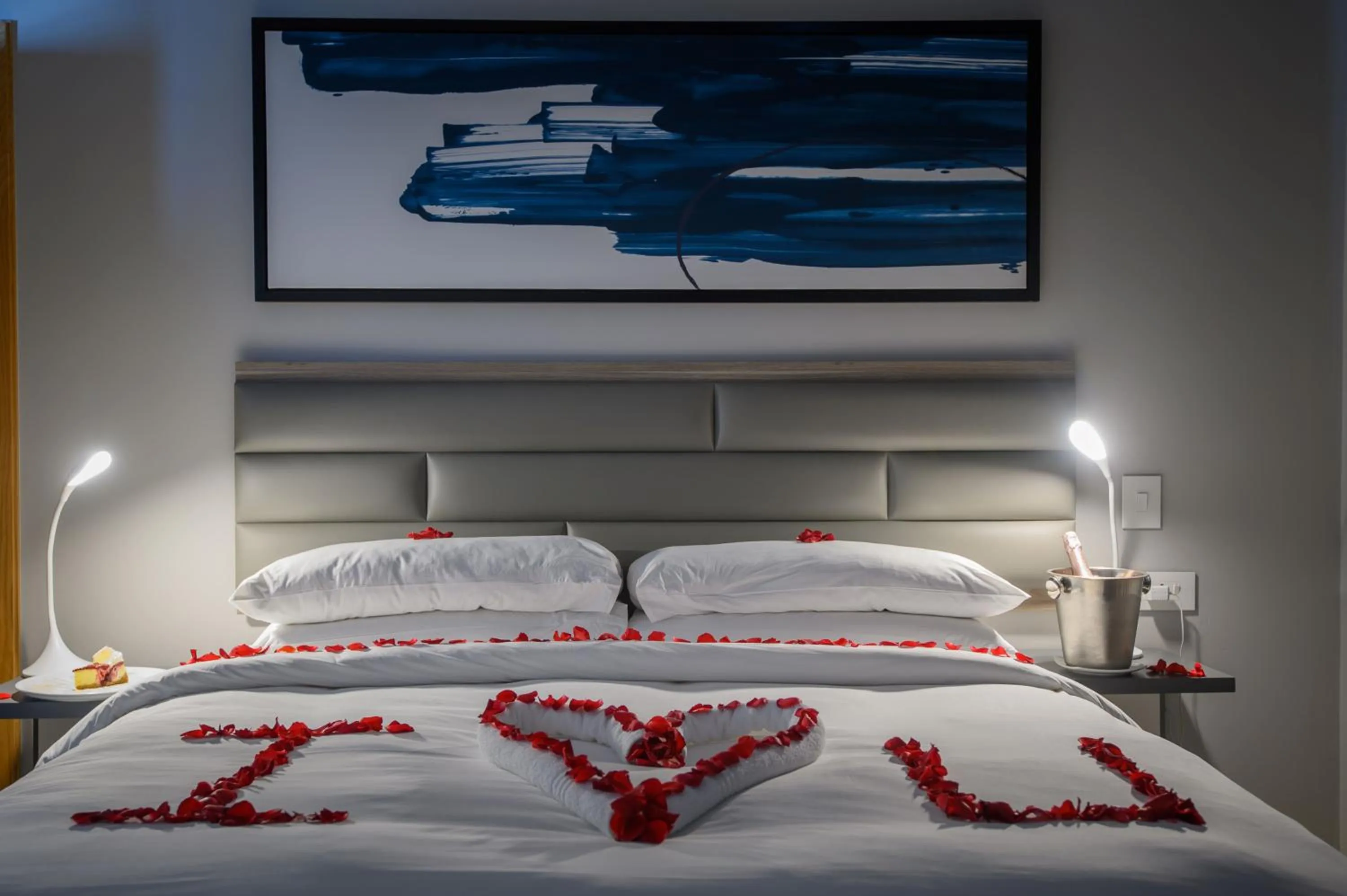 room service, Bed in The Capital Pearls Hotel