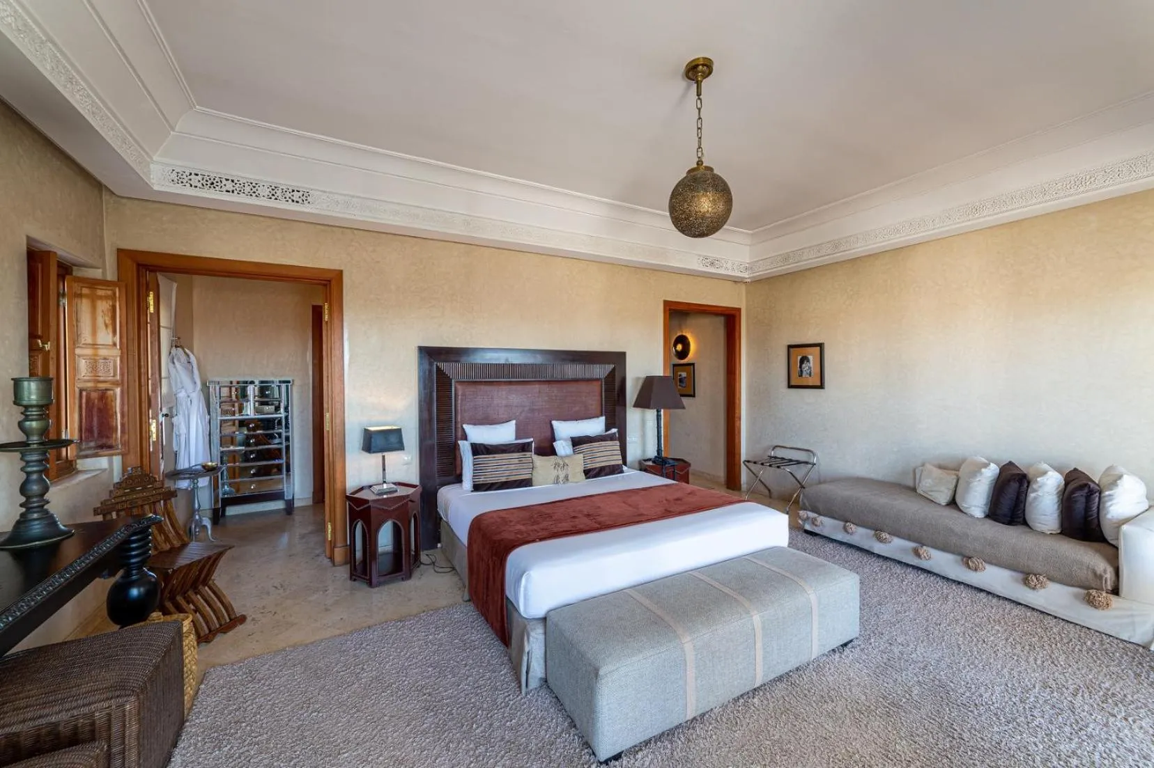 room service, Bed in Le Riad Villa Blanche
