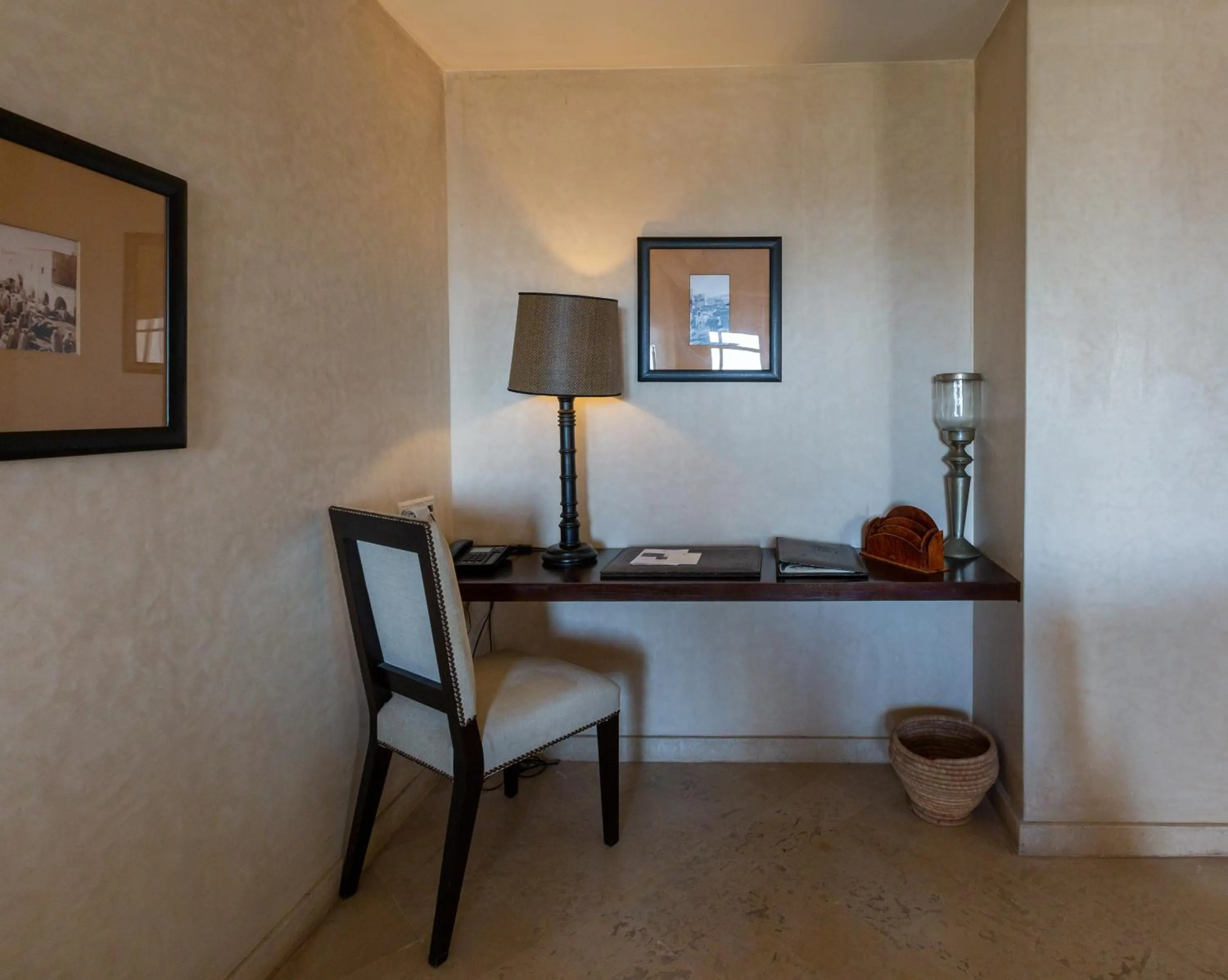 room service in Le Riad Villa Blanche