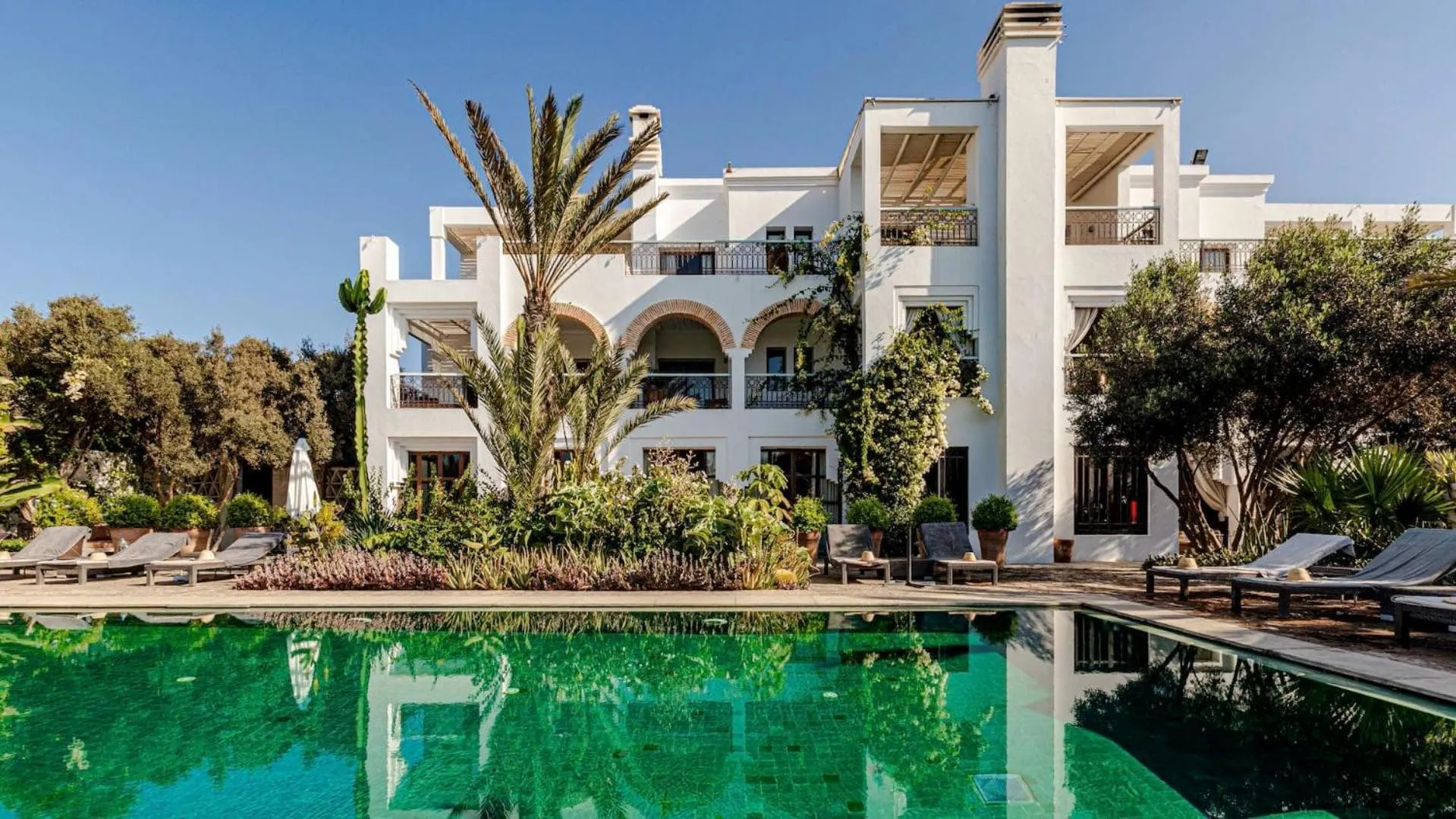 Swimming pool in Le Riad Villa Blanche