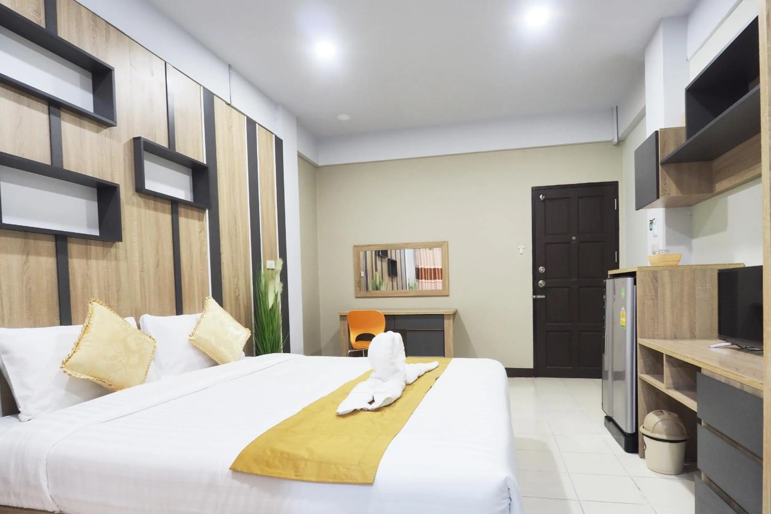 Photo of the whole room, Bed in Supreme Place SHA Plus