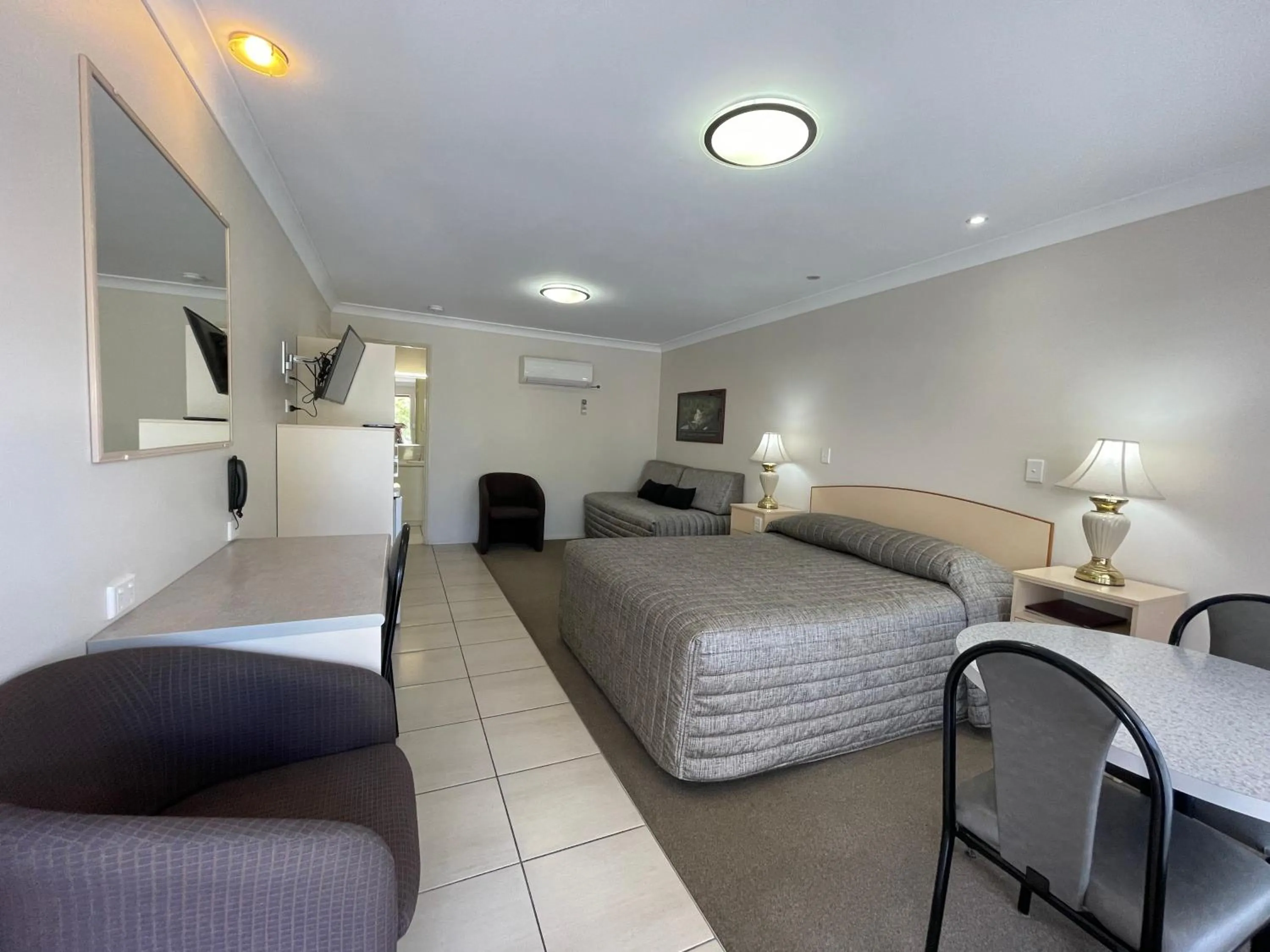 Photo of the whole room, Bed in Crows Nest Motel