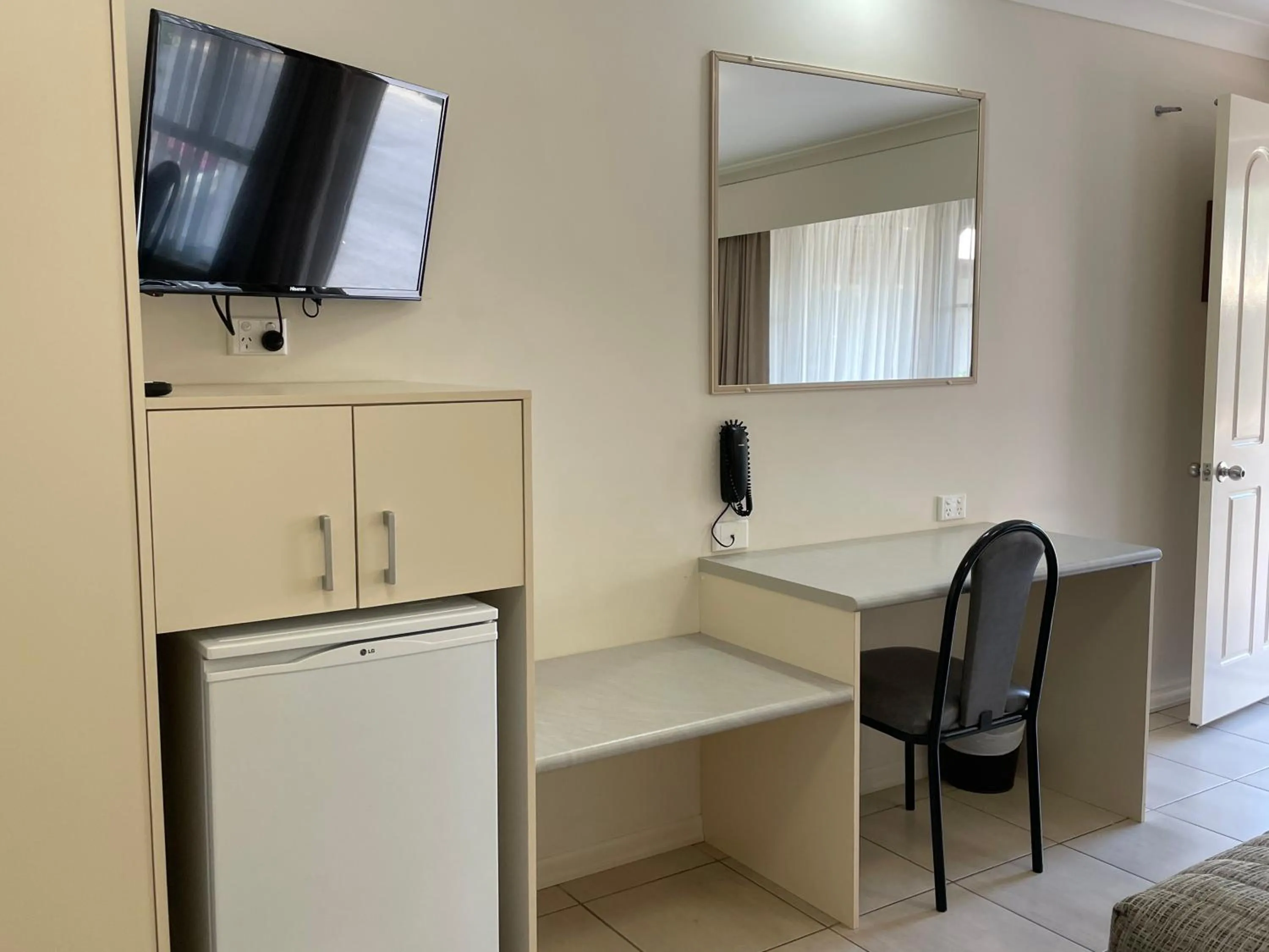 Coffee/tea facilities in Crows Nest Motel