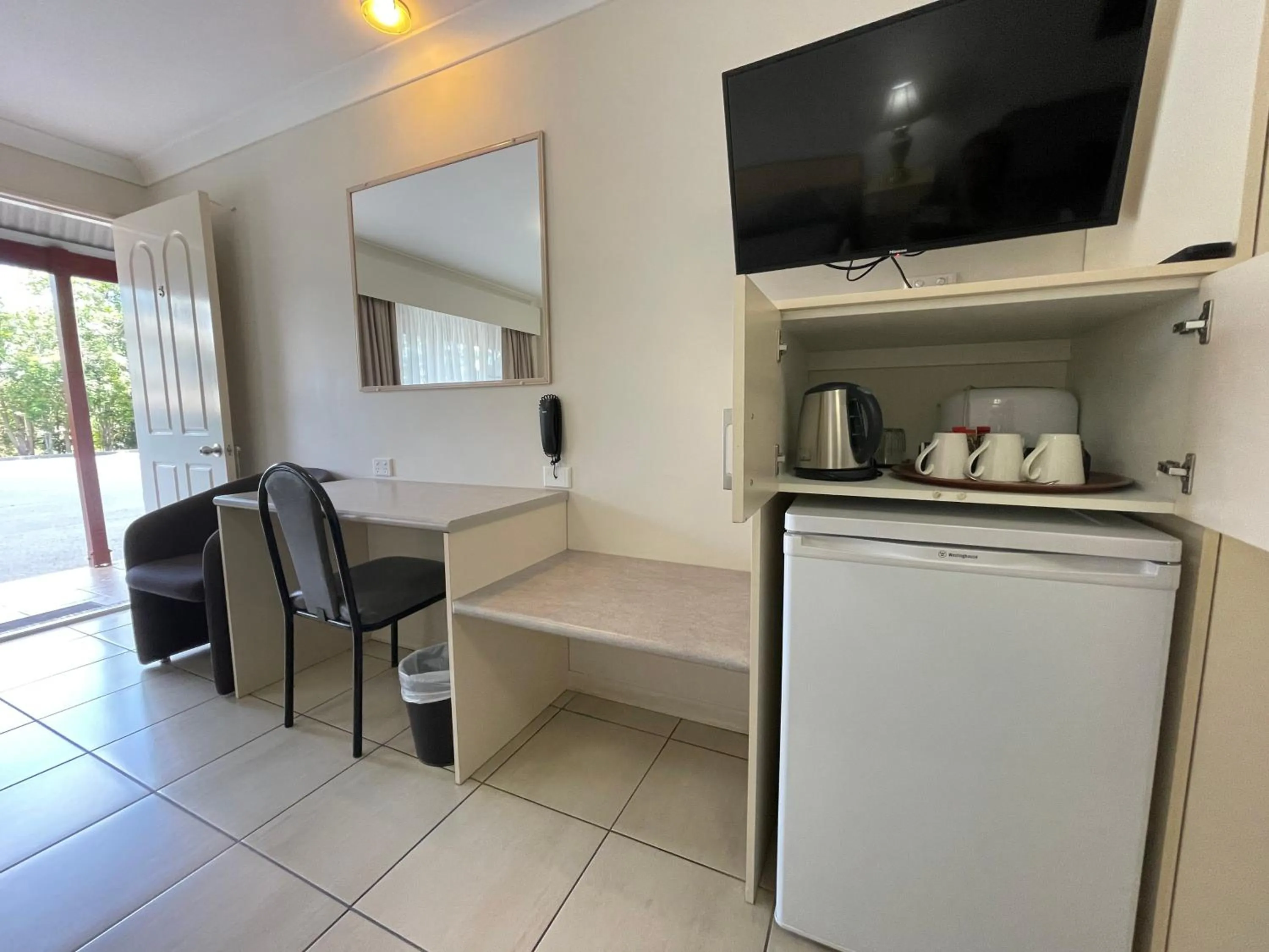 Bedroom in Crows Nest Motel