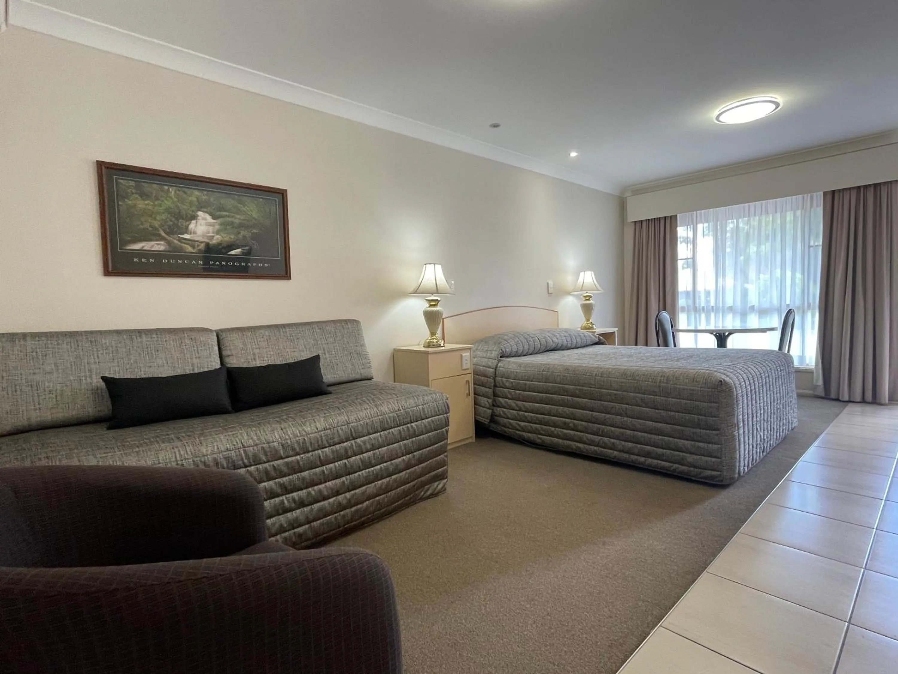 Photo of the whole room, Bed in Crows Nest Motel