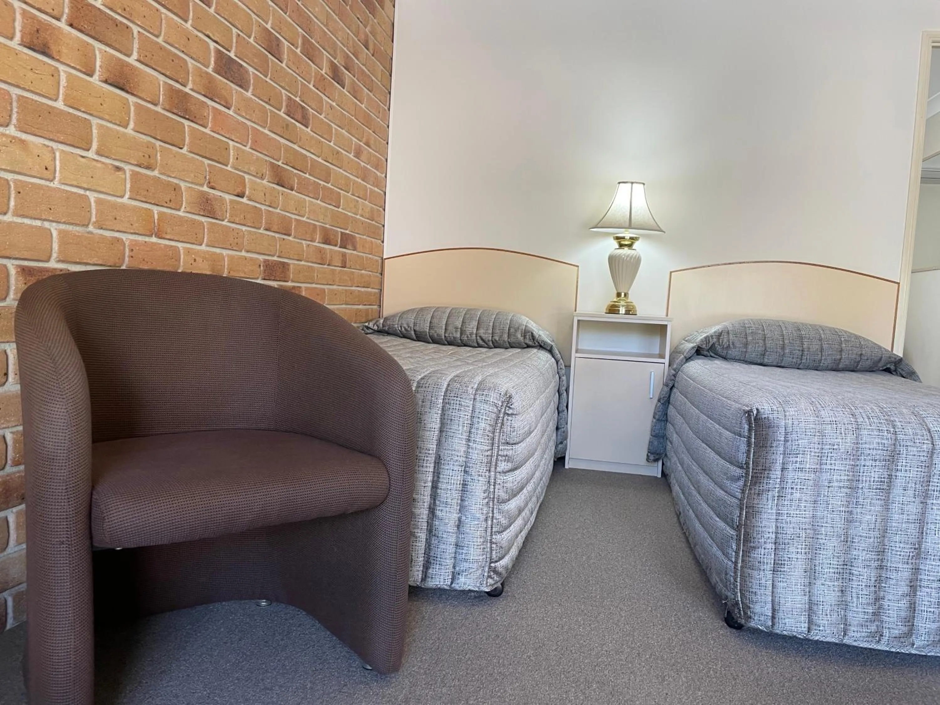 Bedroom, Bed in Crows Nest Motel