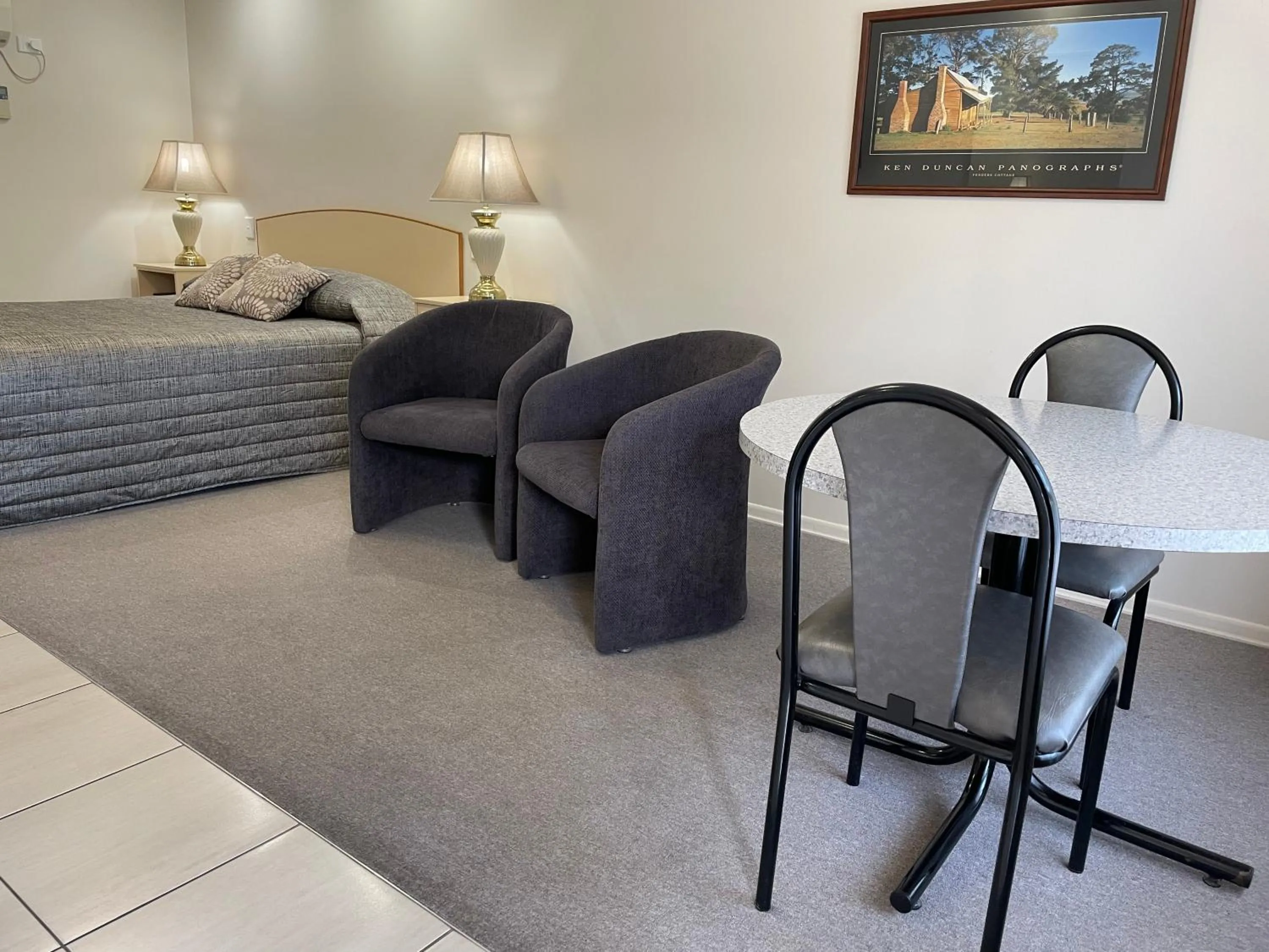 Bedroom, Bed in Crows Nest Motel