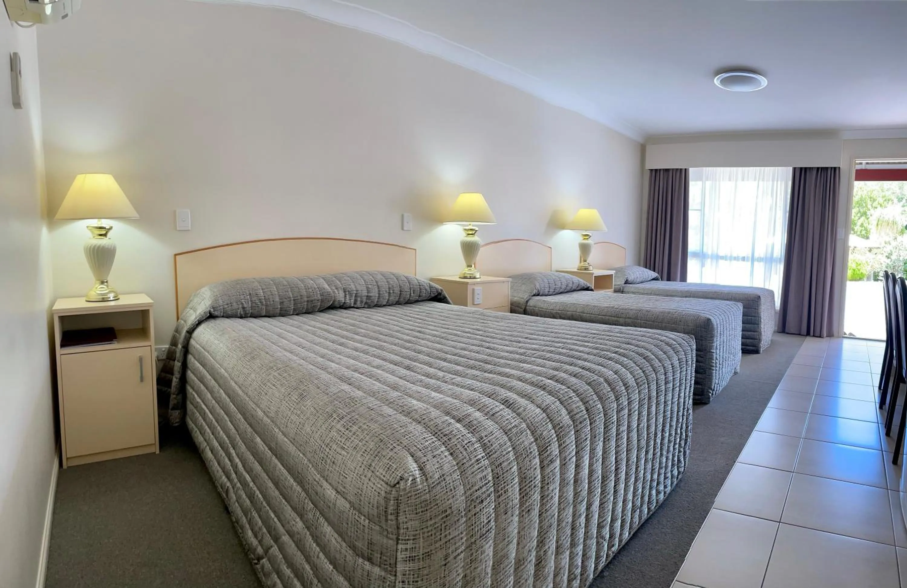 Bedroom, Bed in Crows Nest Motel