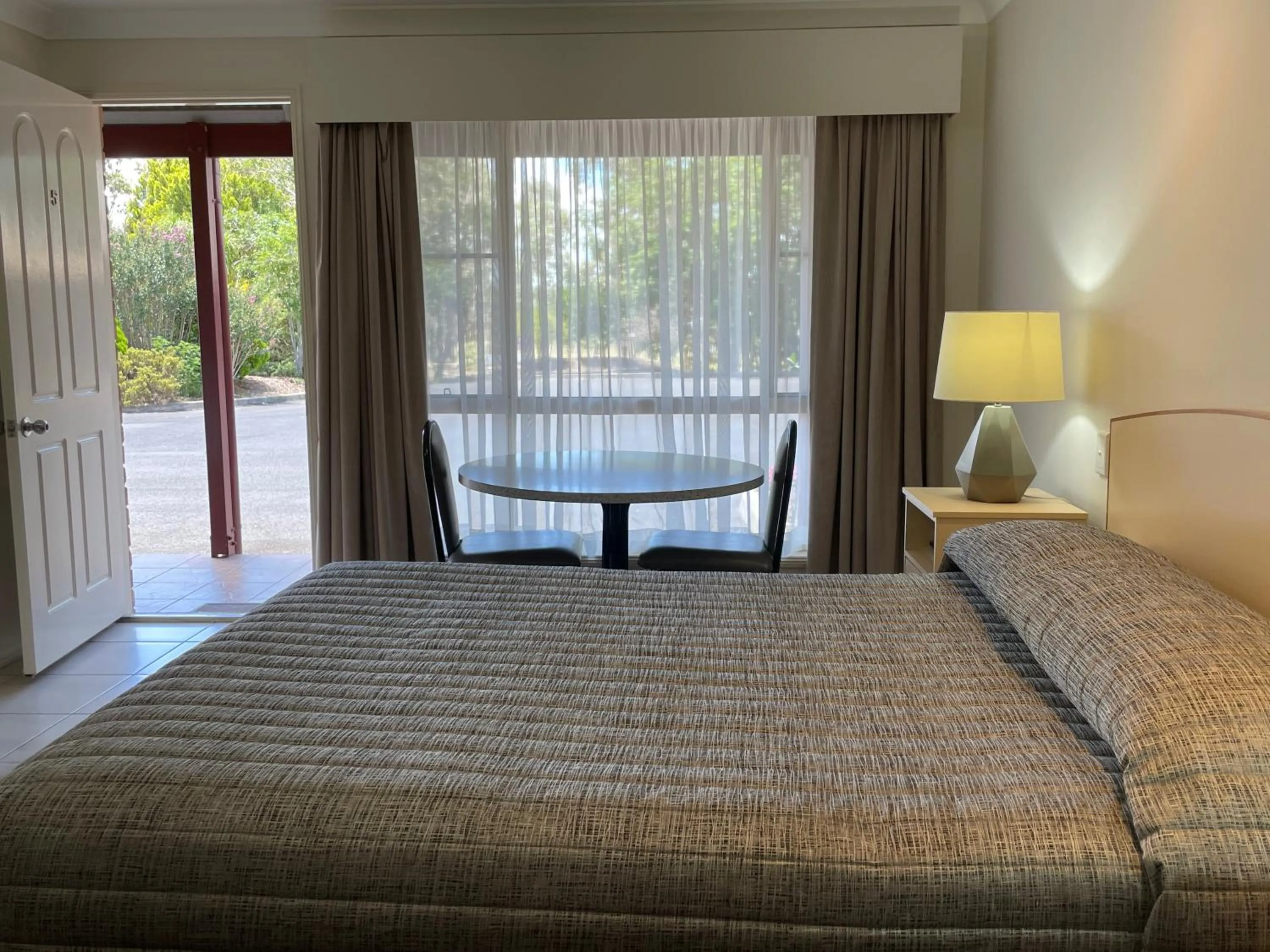 Garden view, Bed in Crows Nest Motel