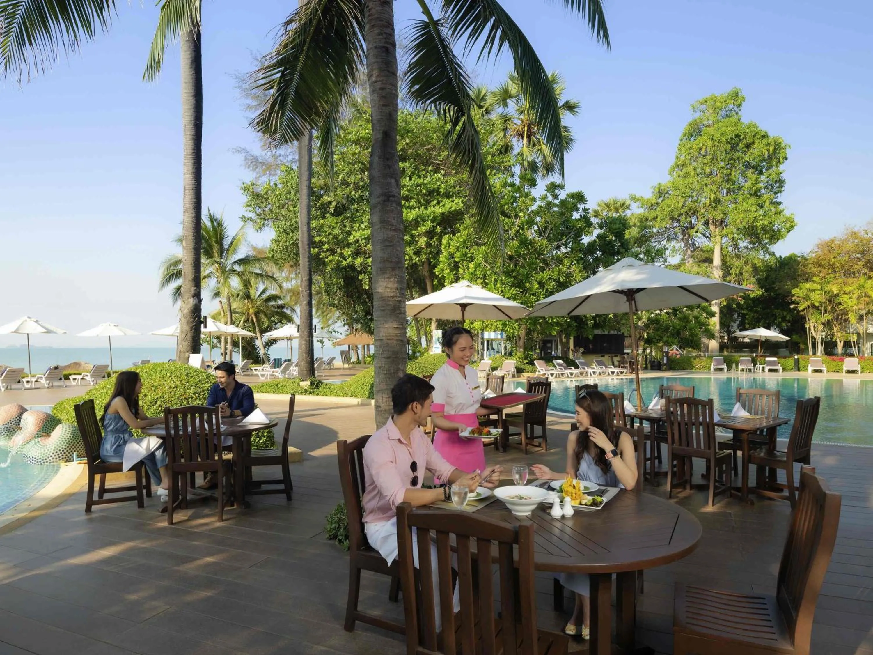Lounge or bar in Novotel Rayong Rim Pae Resort