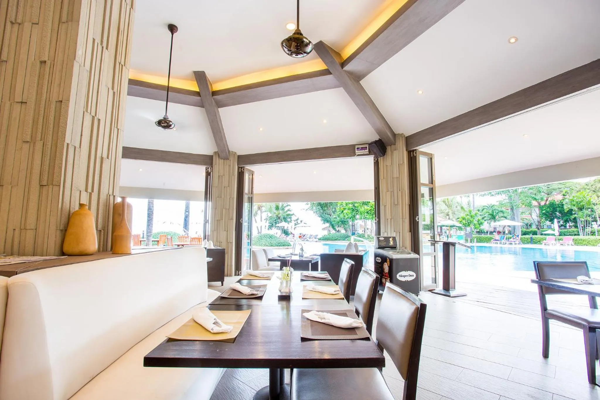 Restaurant/places to eat in Novotel Rayong Rim Pae Resort