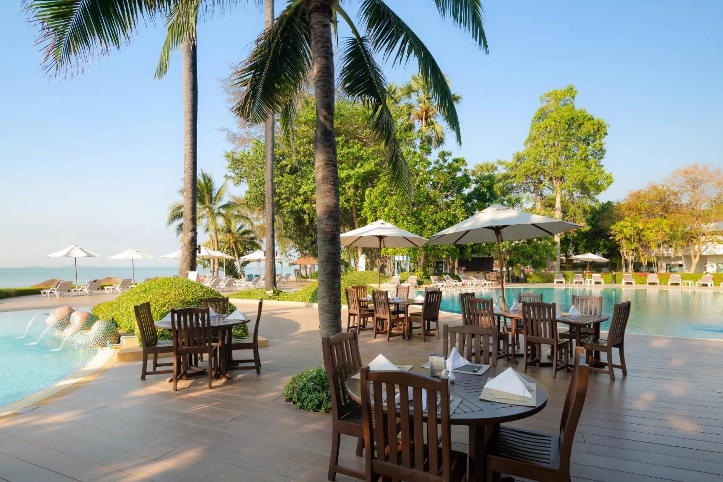 Restaurant/places to eat in Novotel Rayong Rim Pae Resort