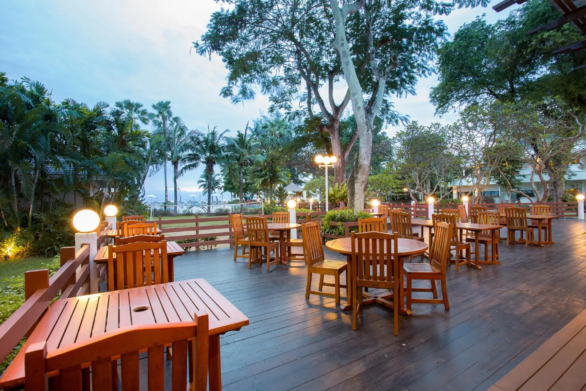 Restaurant/places to eat in Novotel Rayong Rim Pae Resort