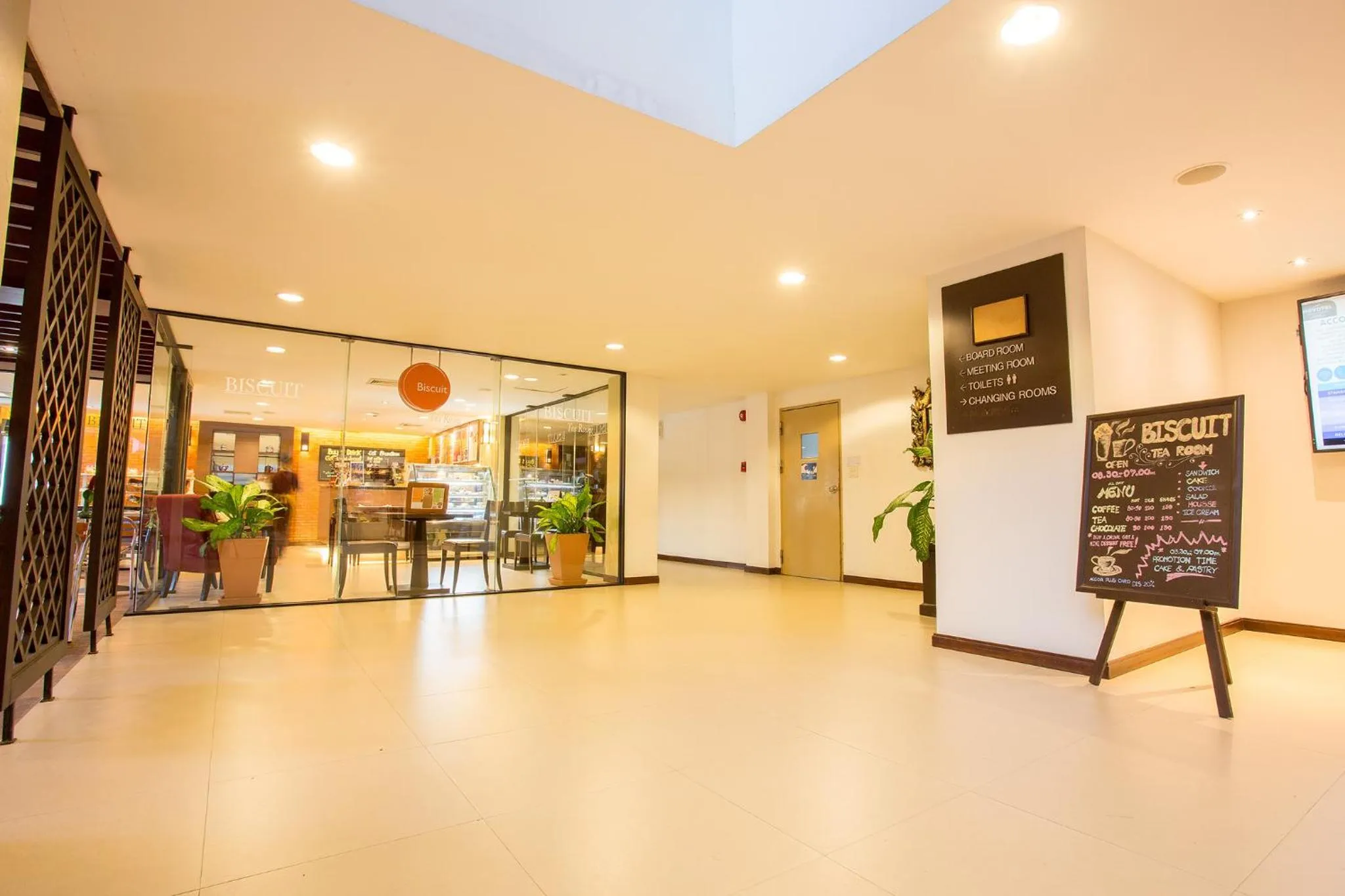 Restaurant/places to eat in Novotel Rayong Rim Pae Resort